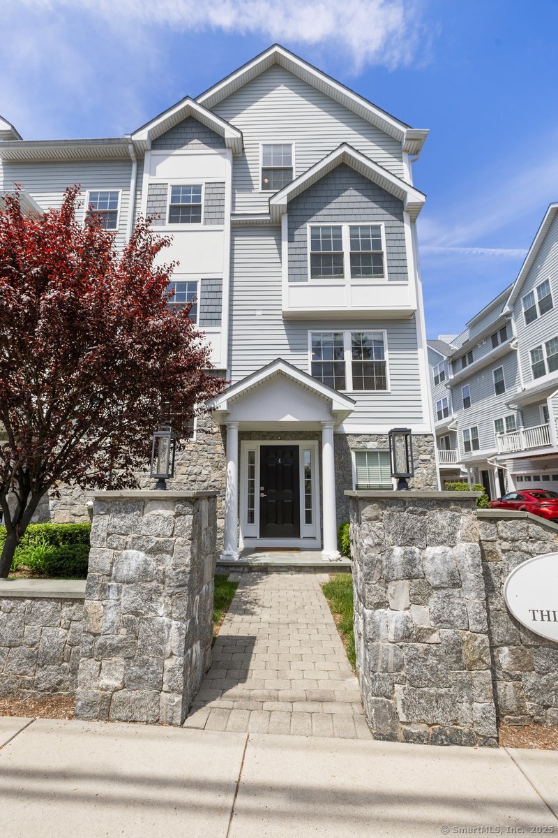 3rd Street 4, Stamford, Connecticut - 3 Bedrooms  
3 Bathrooms  
6 Rooms - 