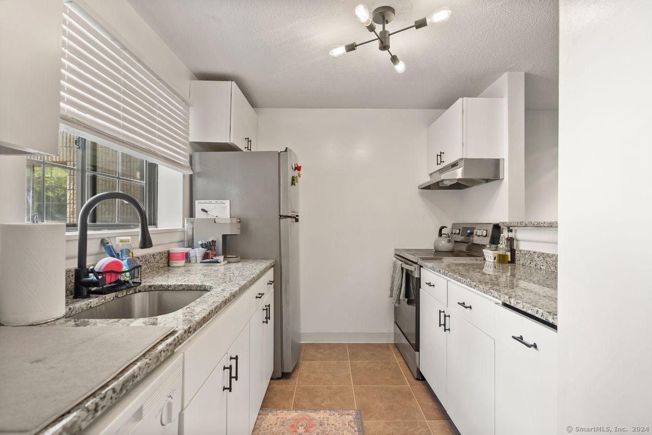 38 N Main Street Apt 19, West Hartford, Connecticut - 1 Bedrooms  
1 Bathrooms  
3 Rooms - 