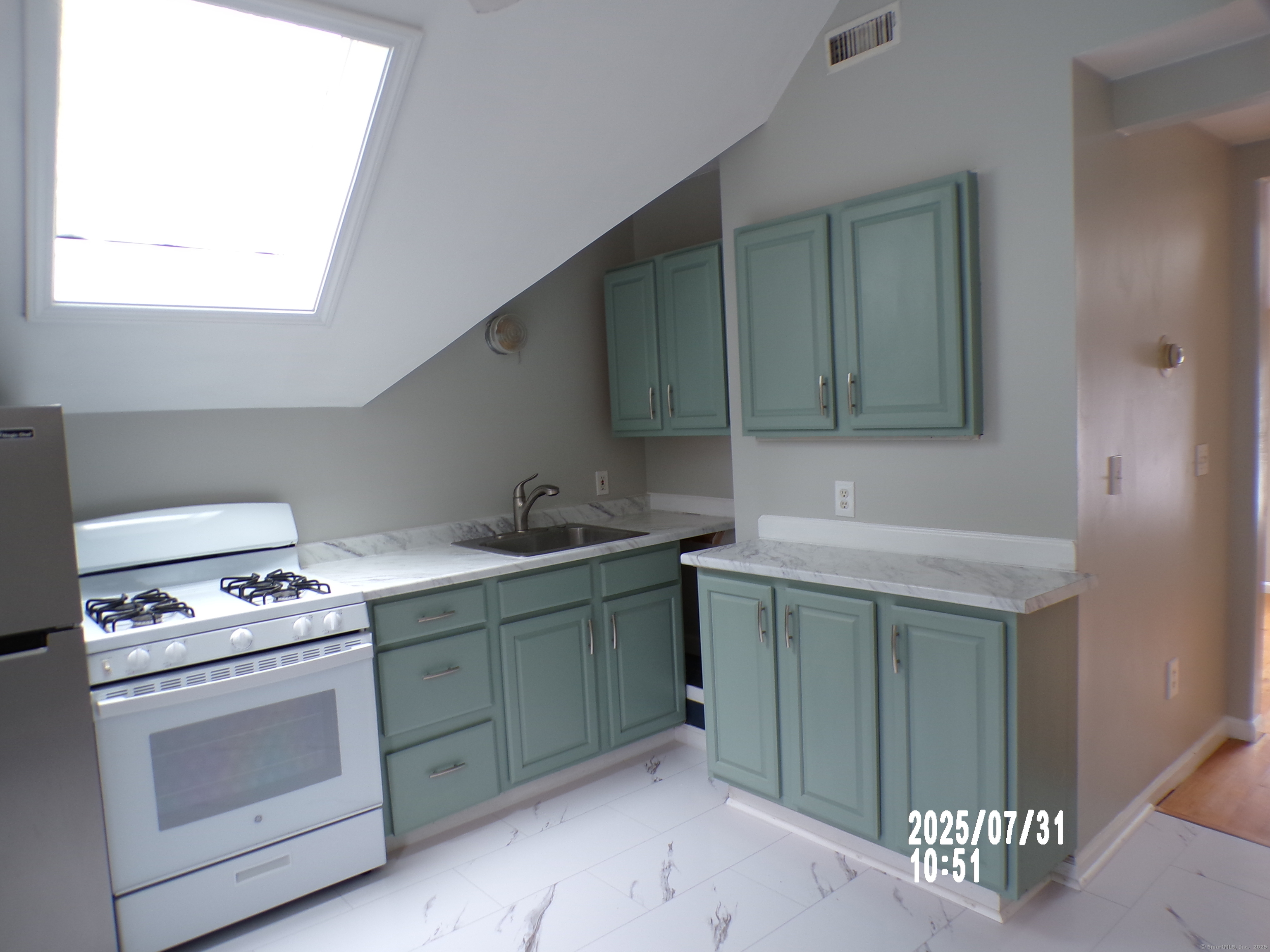 Hamden, Connecticut 06518, United States, 2 Bedrooms Bedrooms, ,1 BathroomBathrooms,Residential,Active,190905