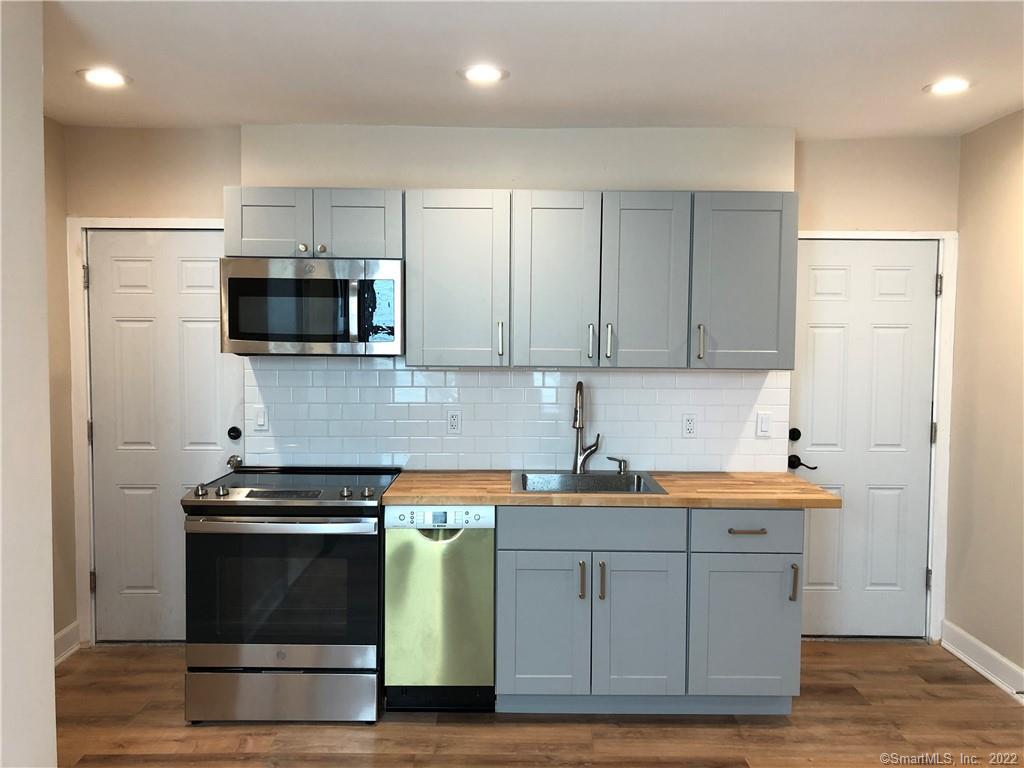 Rental Property at 121 Hawley Avenue E, Milford, Connecticut - Bedrooms: 1 
Bathrooms: 1 
Rooms: 2  - $1,700 MO.