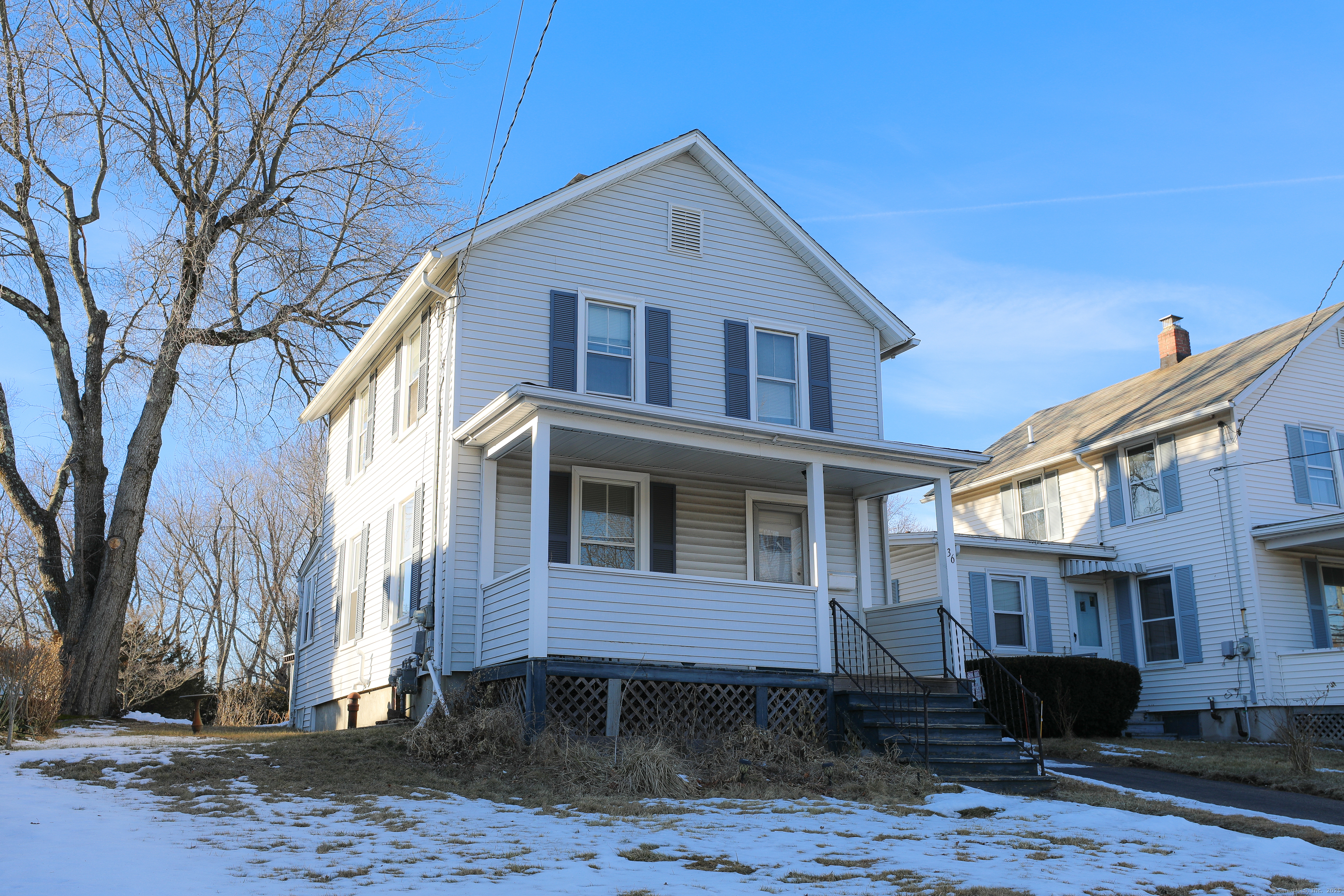 Broad Street, Meriden, Connecticut - 2 Bedrooms  
2 Bathrooms  
5 Rooms - 