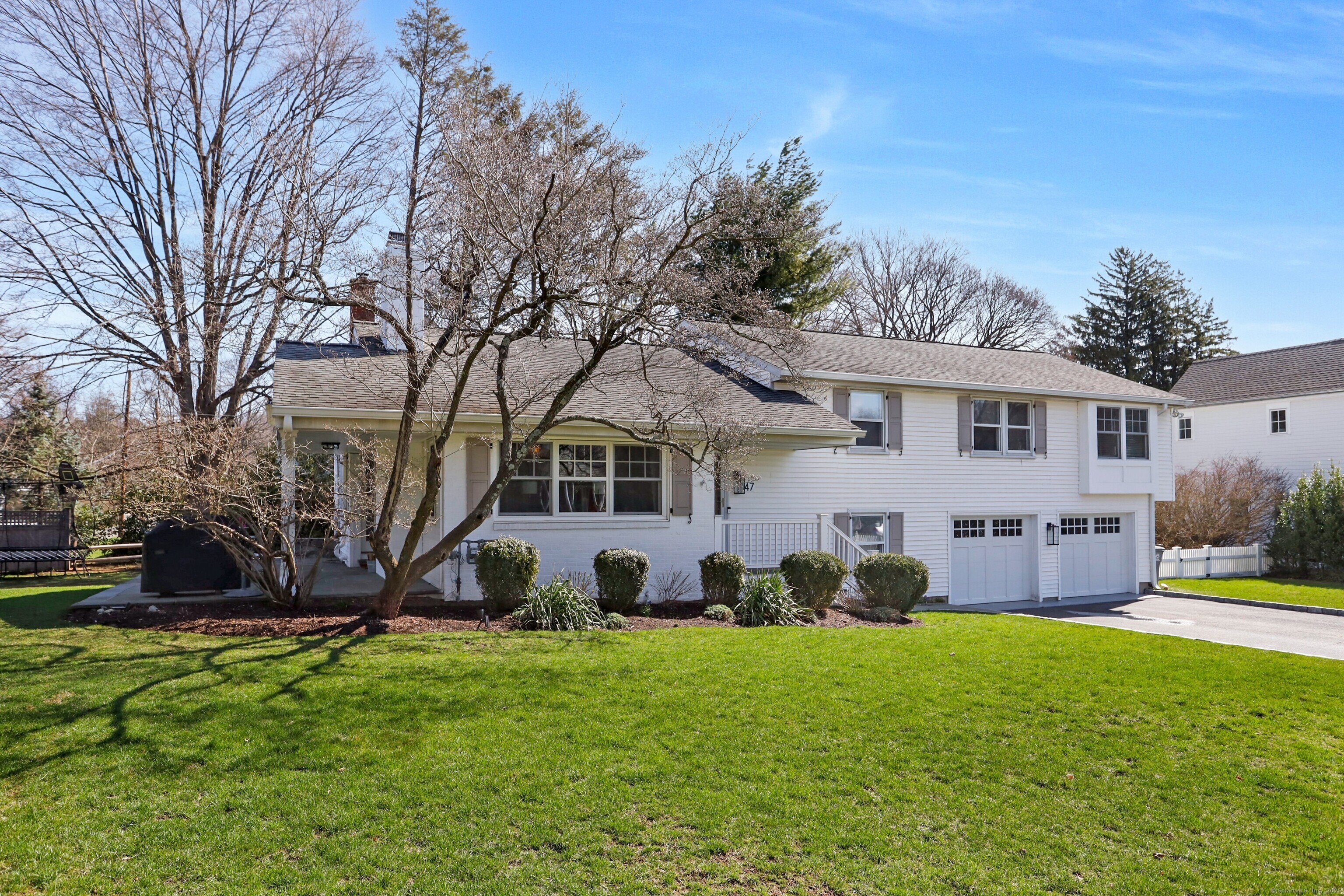 Holmes Avenue, Darien, Connecticut - 5 Bedrooms  
4 Bathrooms  
9 Rooms - 