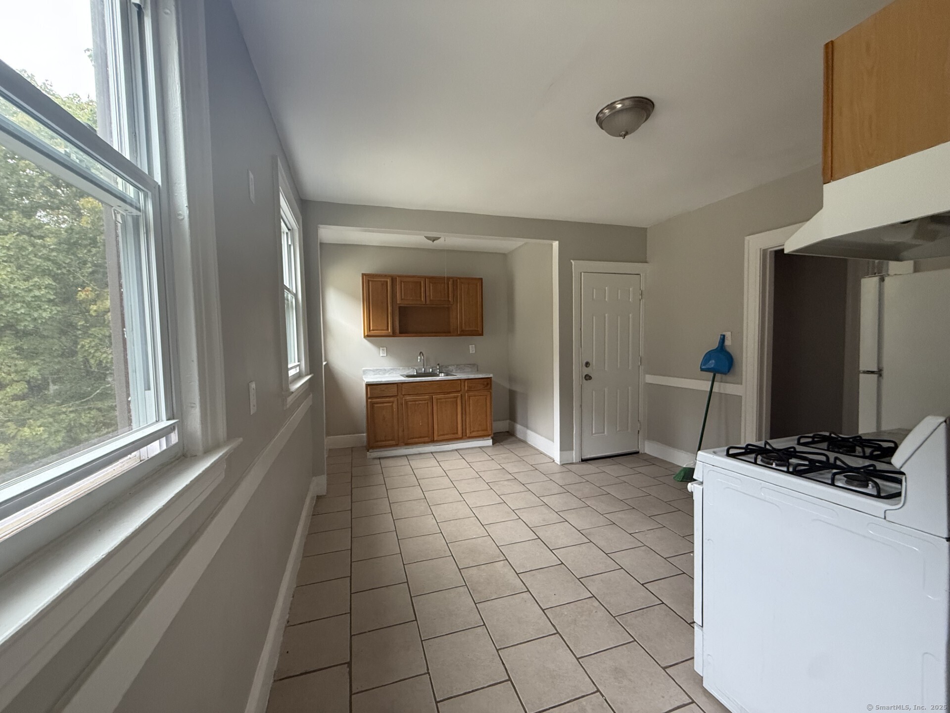 New Haven, Connecticut 06511, United States, 2 Bedrooms Bedrooms, ,1 BathroomBathrooms,Residential,Active,215893