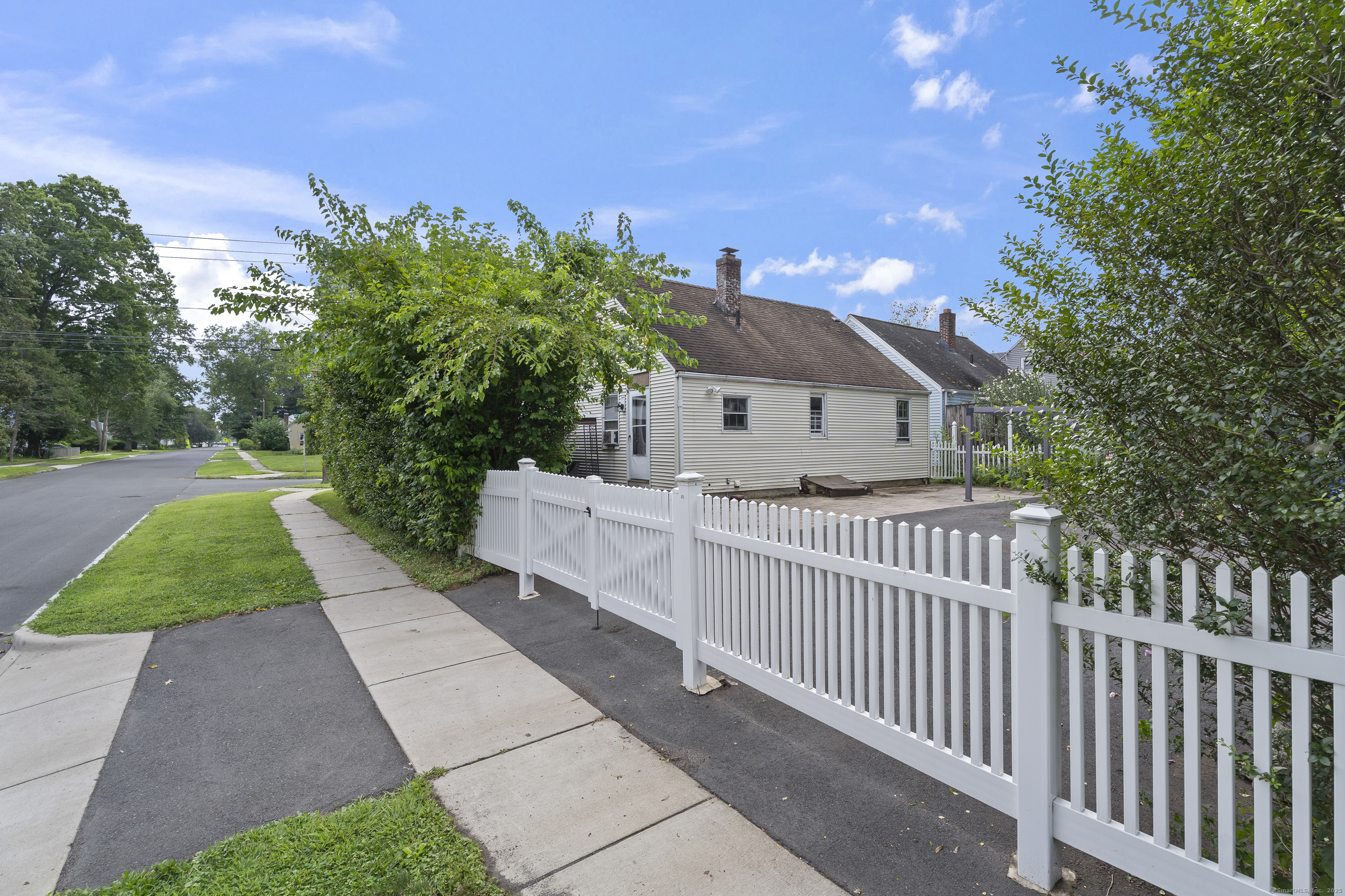 West Hartford, Connecticut 06110, United States, 3 Bedrooms Bedrooms, ,1 BathroomBathrooms,Residential,Active,180035