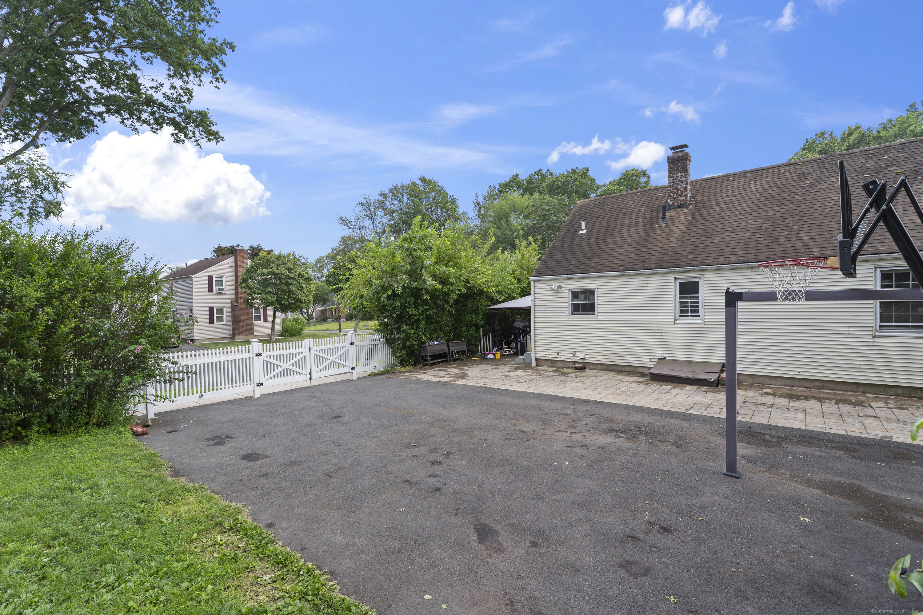 West Hartford, Connecticut 06110, United States, 3 Bedrooms Bedrooms, ,1 BathroomBathrooms,Residential,Active,180035