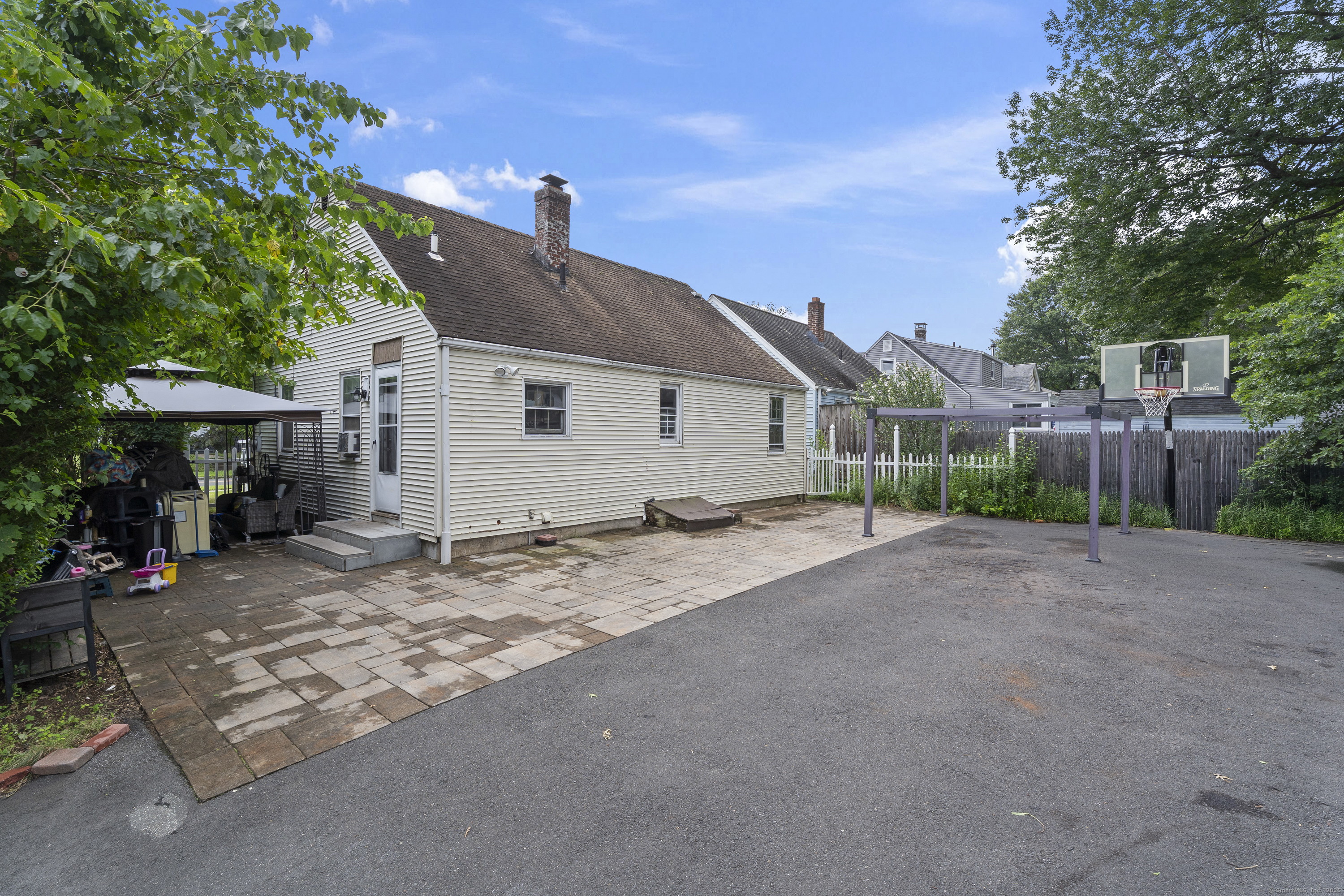 West Hartford, Connecticut 06110, United States, 3 Bedrooms Bedrooms, ,1 BathroomBathrooms,Residential,Active,180035