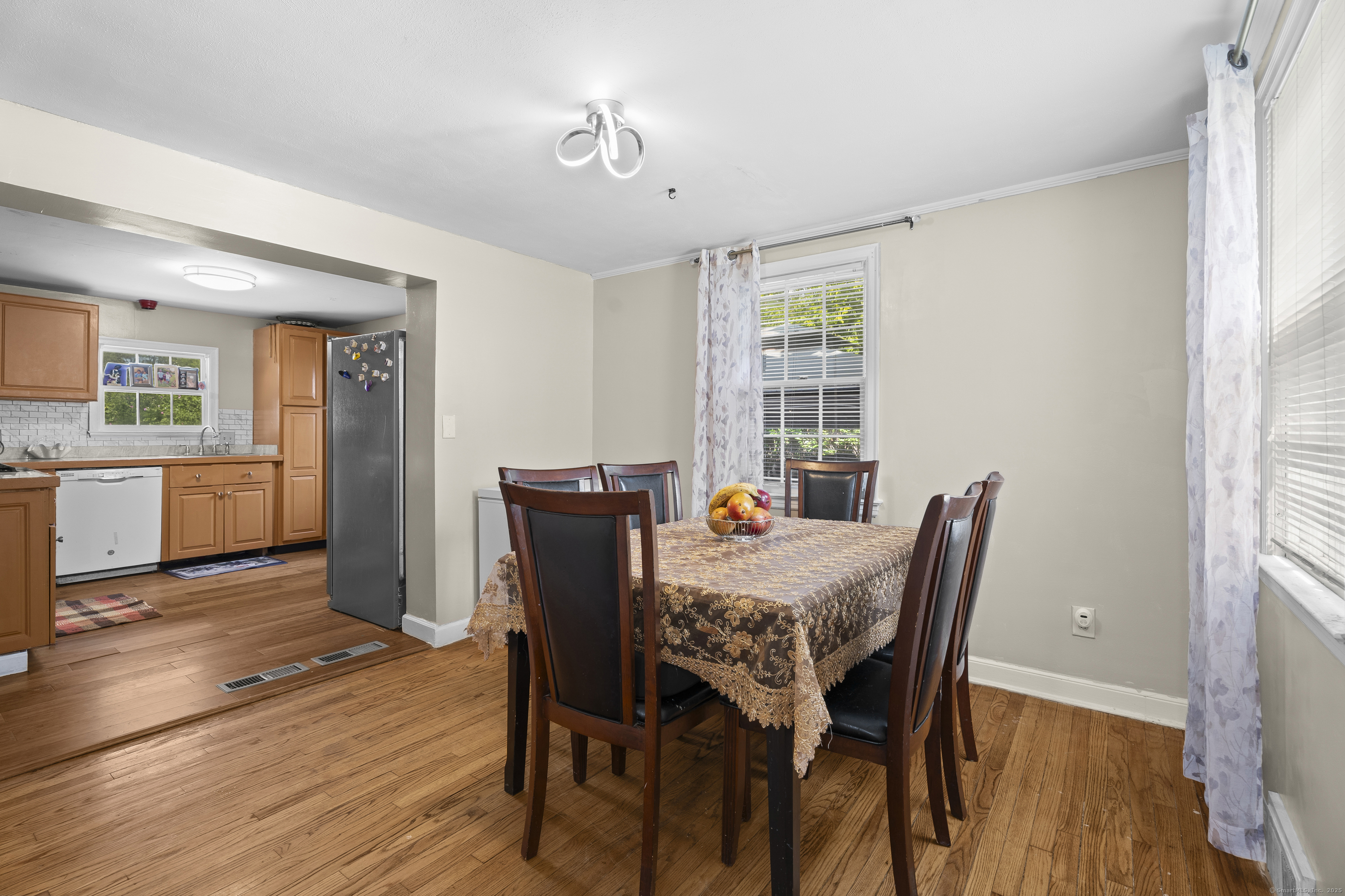 West Hartford, Connecticut 06110, United States, 3 Bedrooms Bedrooms, ,1 BathroomBathrooms,Residential,Active,180035