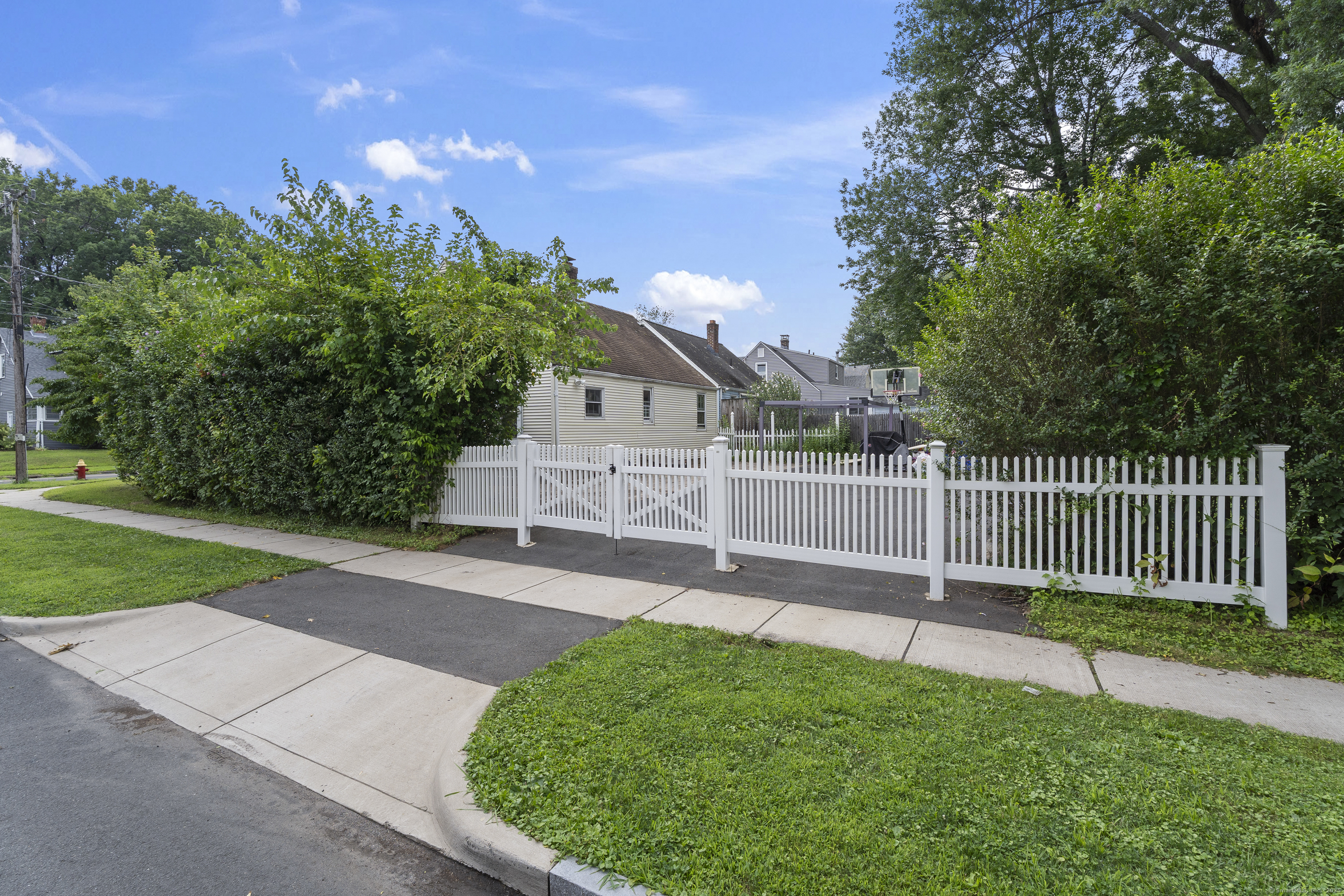 West Hartford, Connecticut 06110, United States, 3 Bedrooms Bedrooms, ,1 BathroomBathrooms,Residential,Active,180035