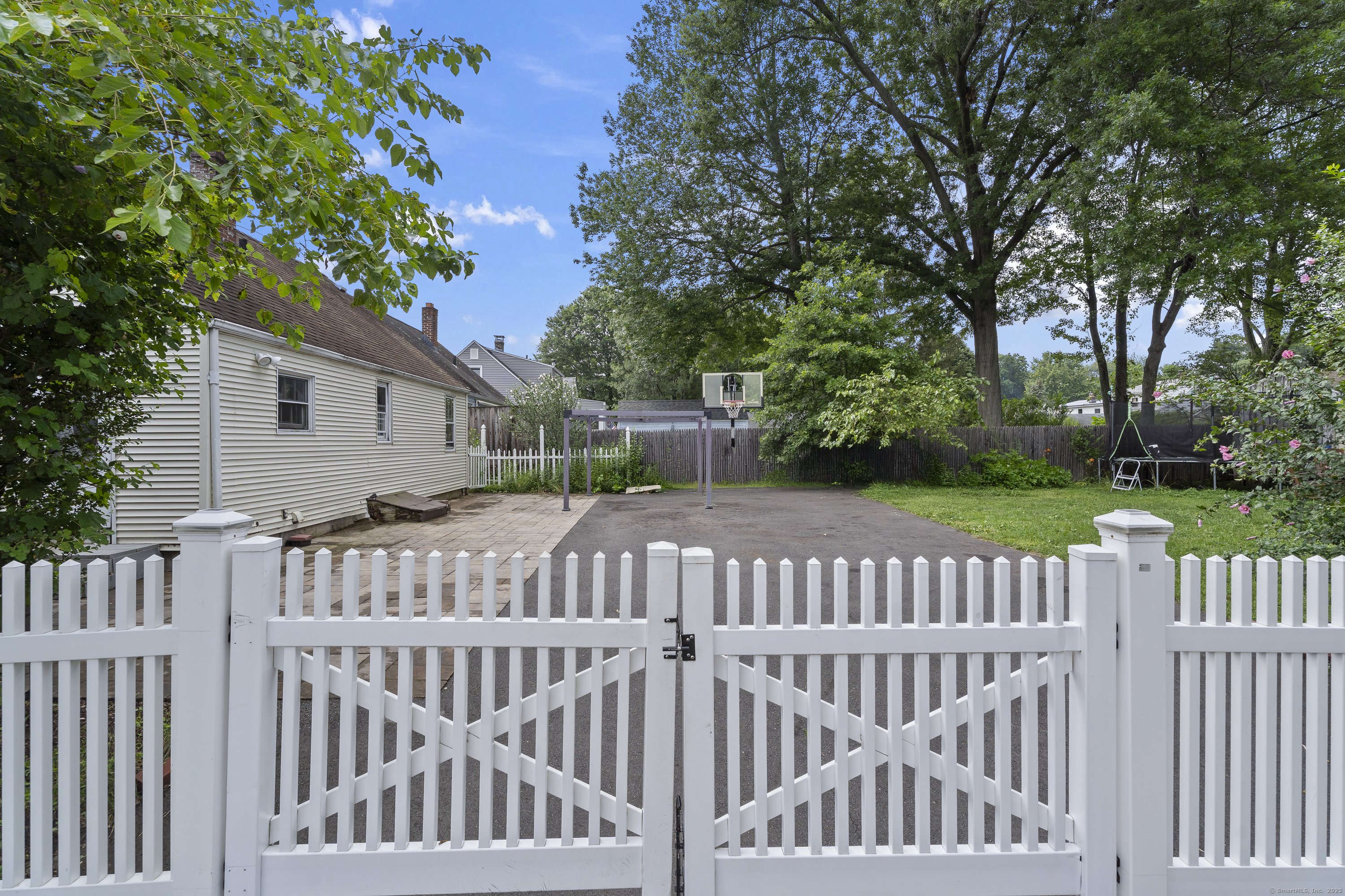 West Hartford, Connecticut 06110, United States, 3 Bedrooms Bedrooms, ,1 BathroomBathrooms,Residential,Active,180035