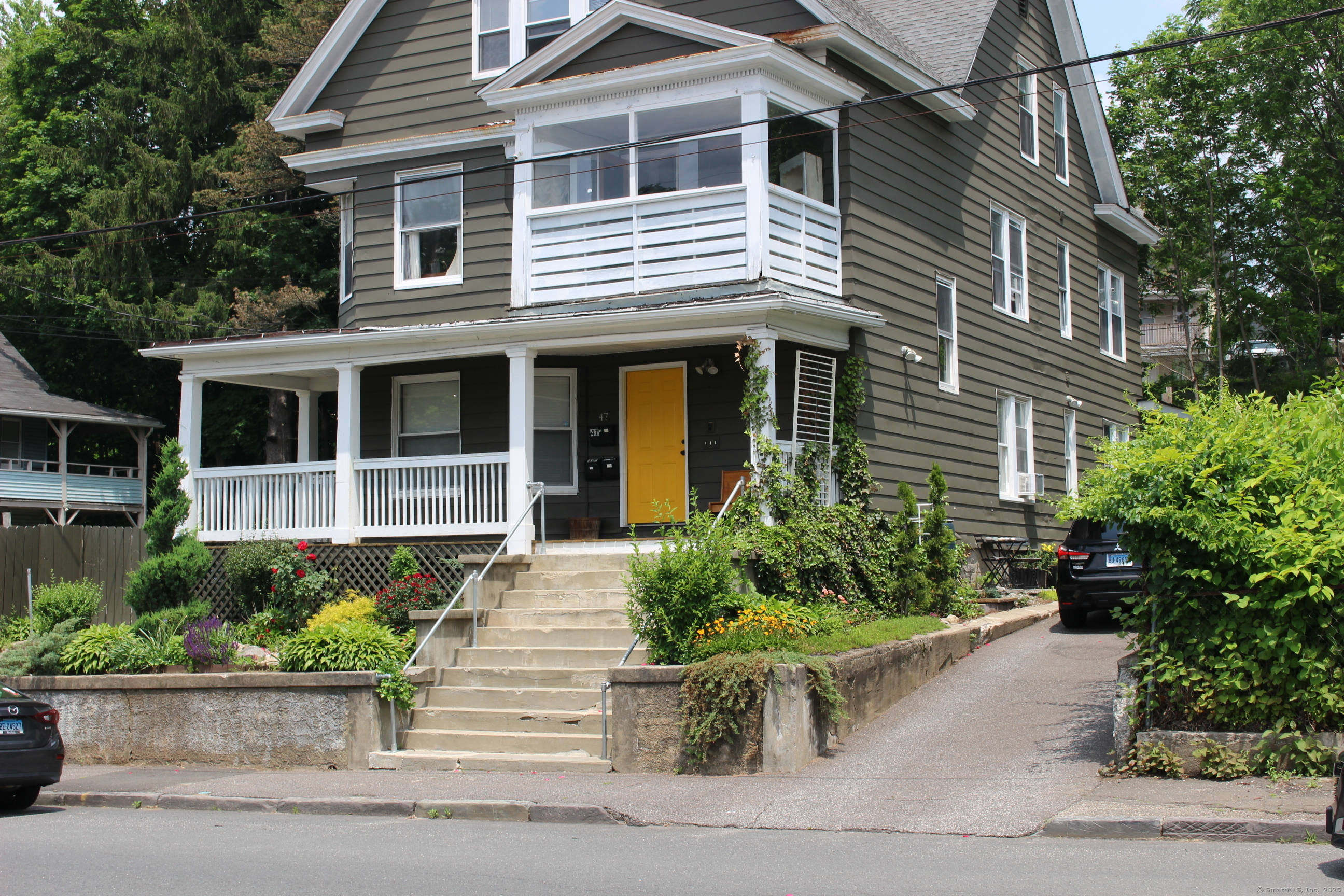 Laural Street 3, Waterbury, Connecticut - 3 Bedrooms  
2 Bathrooms  
5 Rooms - 