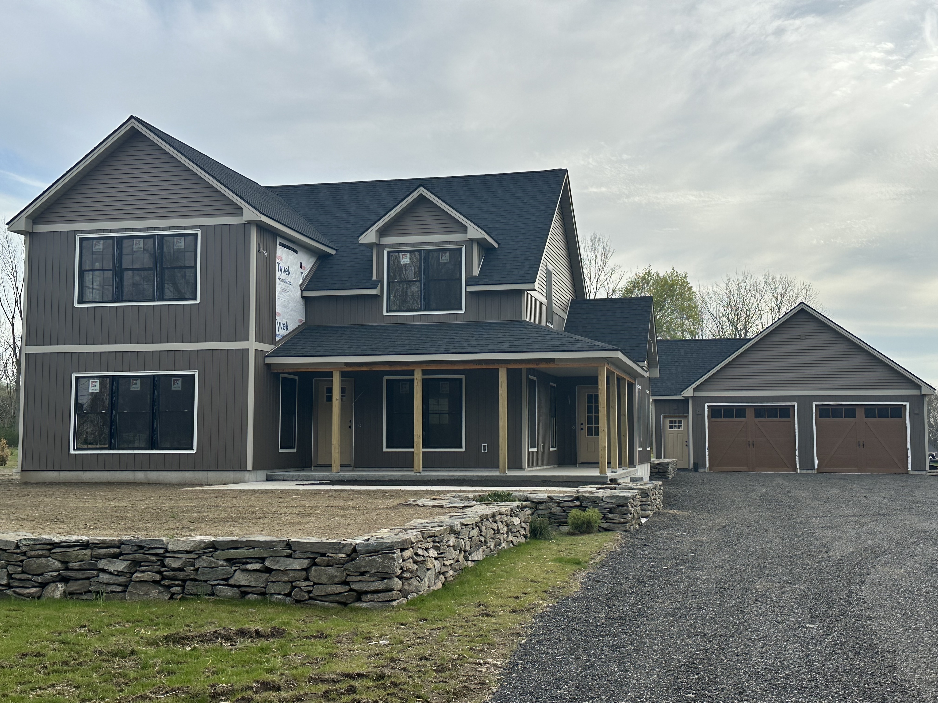 Moosup Pond Road, Plainfield, Connecticut - 4 Bedrooms  
3 Bathrooms  
6 Rooms - 