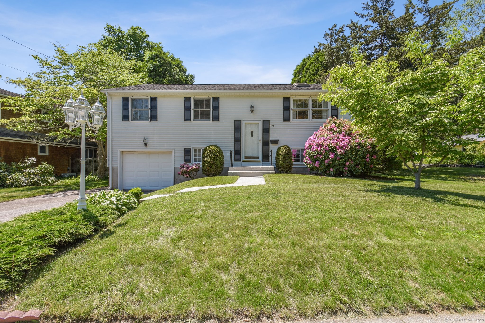 Ocean View Avenue, Groton, Connecticut - 3 Bedrooms  
2 Bathrooms  
8 Rooms - 