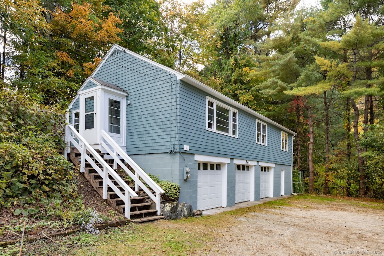 White Hollow Road, Salisbury, Connecticut - 3 Bedrooms  
1 Bathrooms  
5 Rooms - 