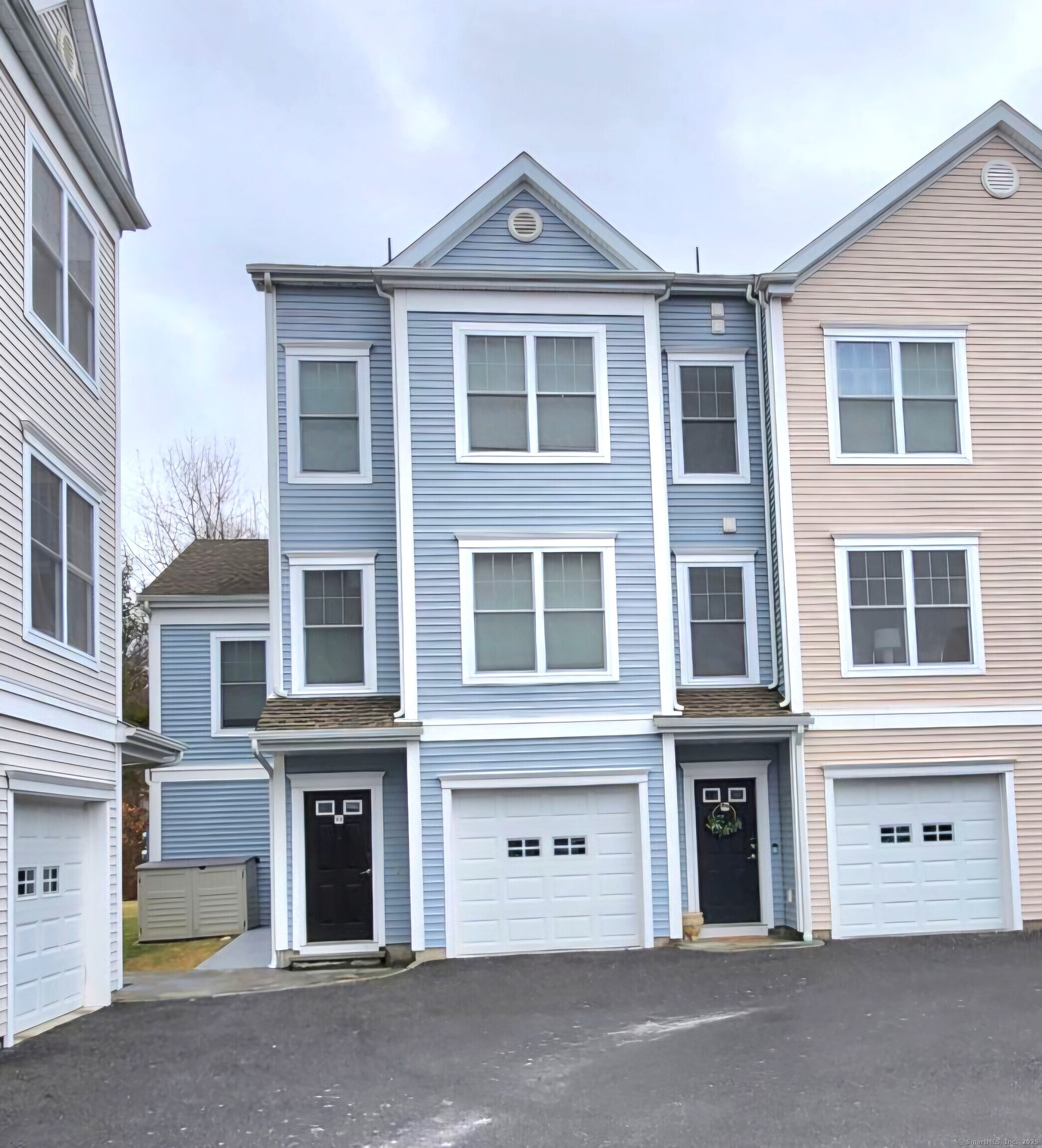 Copper Square Drive 512, Bethel, Connecticut - 3 Bedrooms  
4 Bathrooms  
8 Rooms - 