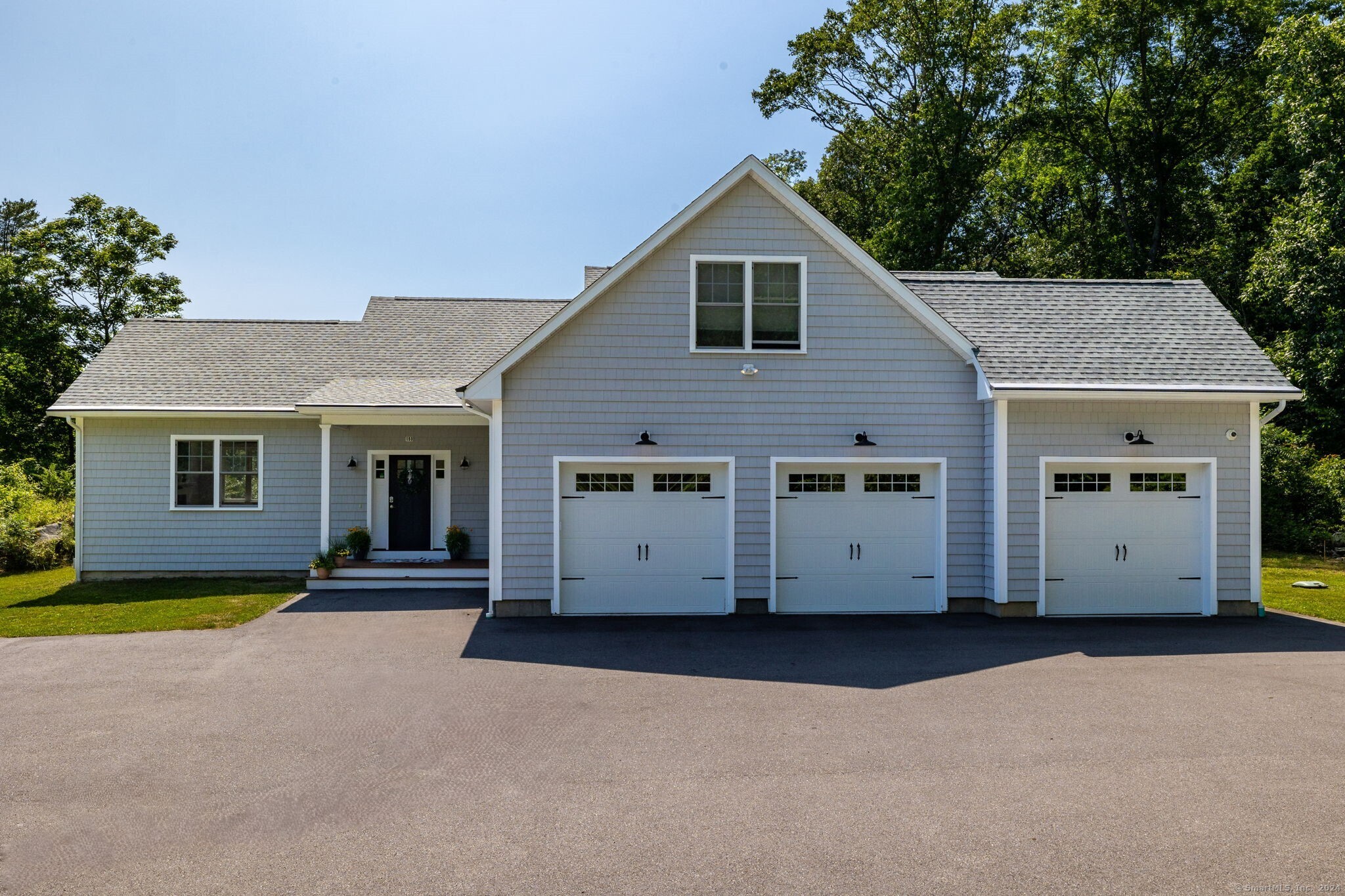 153 Niantic River Road, Waterford, Connecticut - 3 Bedrooms  
3 Bathrooms  
5 Rooms - 