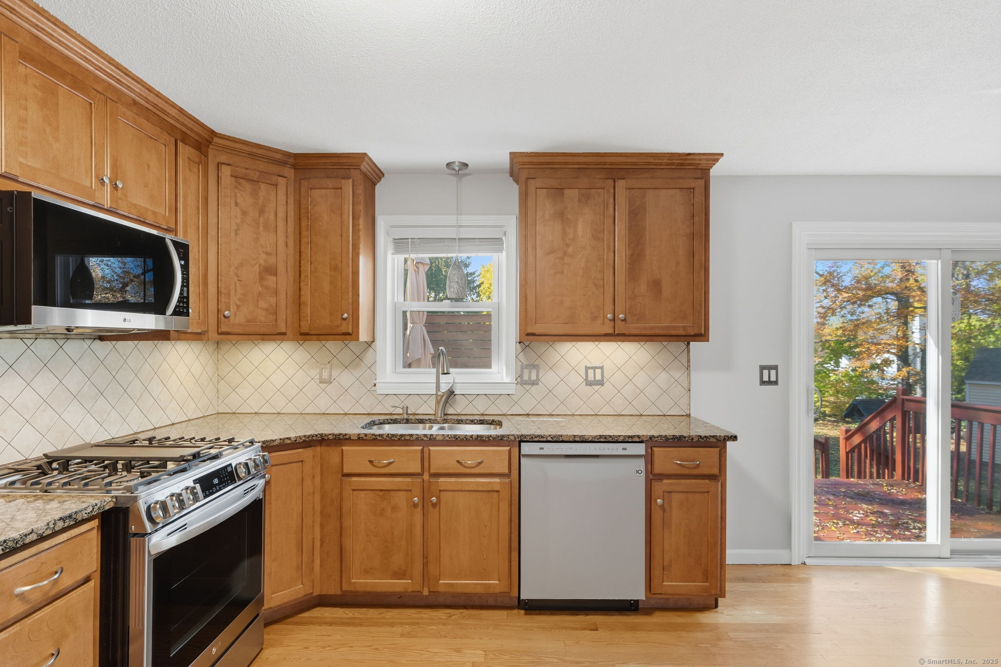 Plainville, Connecticut 06062, United States, 3 Bedrooms Bedrooms, ,2 BathroomsBathrooms,Residential,Active,233827