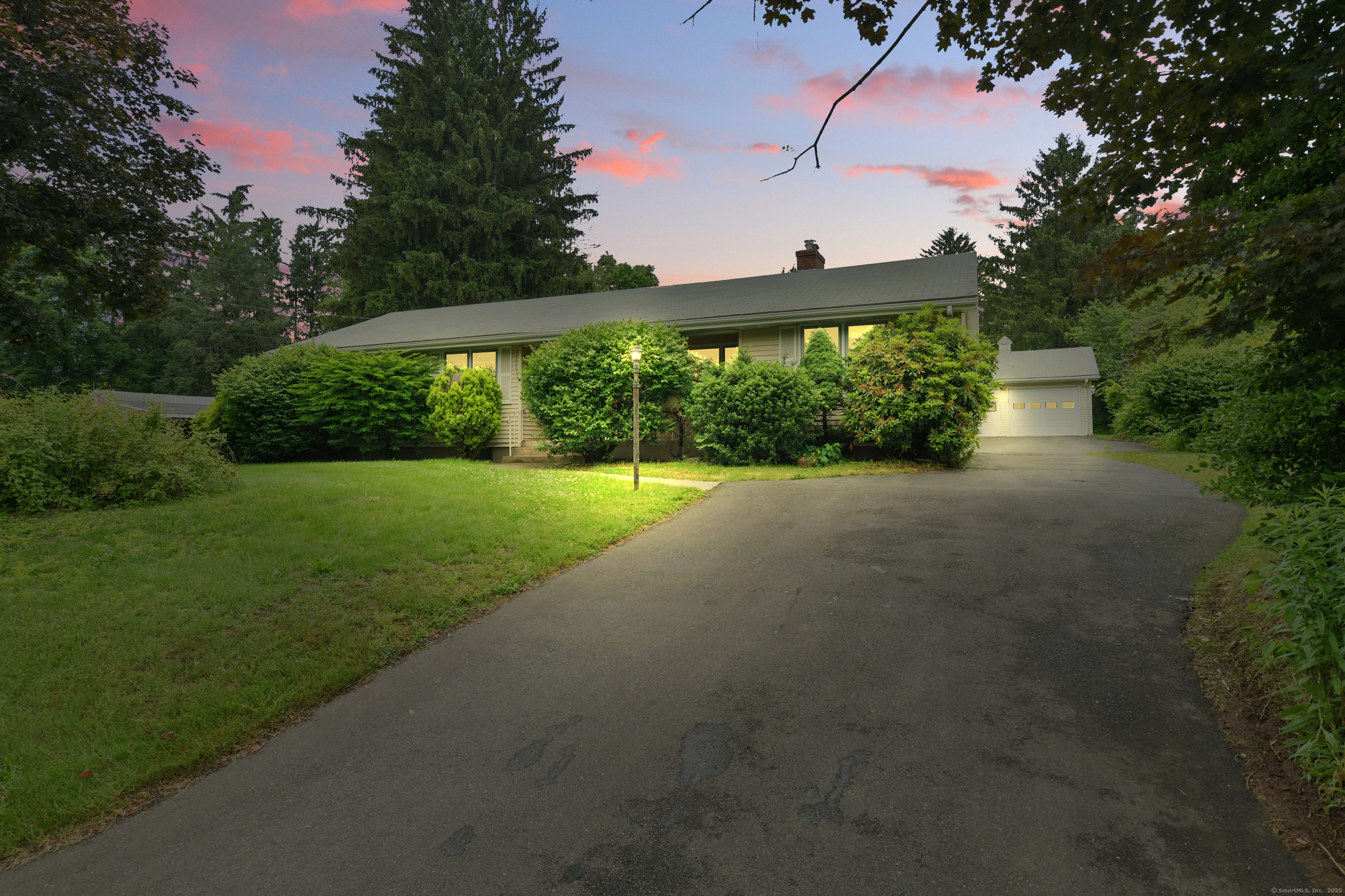 Center Road, Vernon, Connecticut - 4 Bedrooms  
1 Bathrooms  
6 Rooms - 
