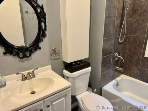 Tiny photo for 4 Earls Court #E, Farmington, CT 06032 (MLS # 24114679)