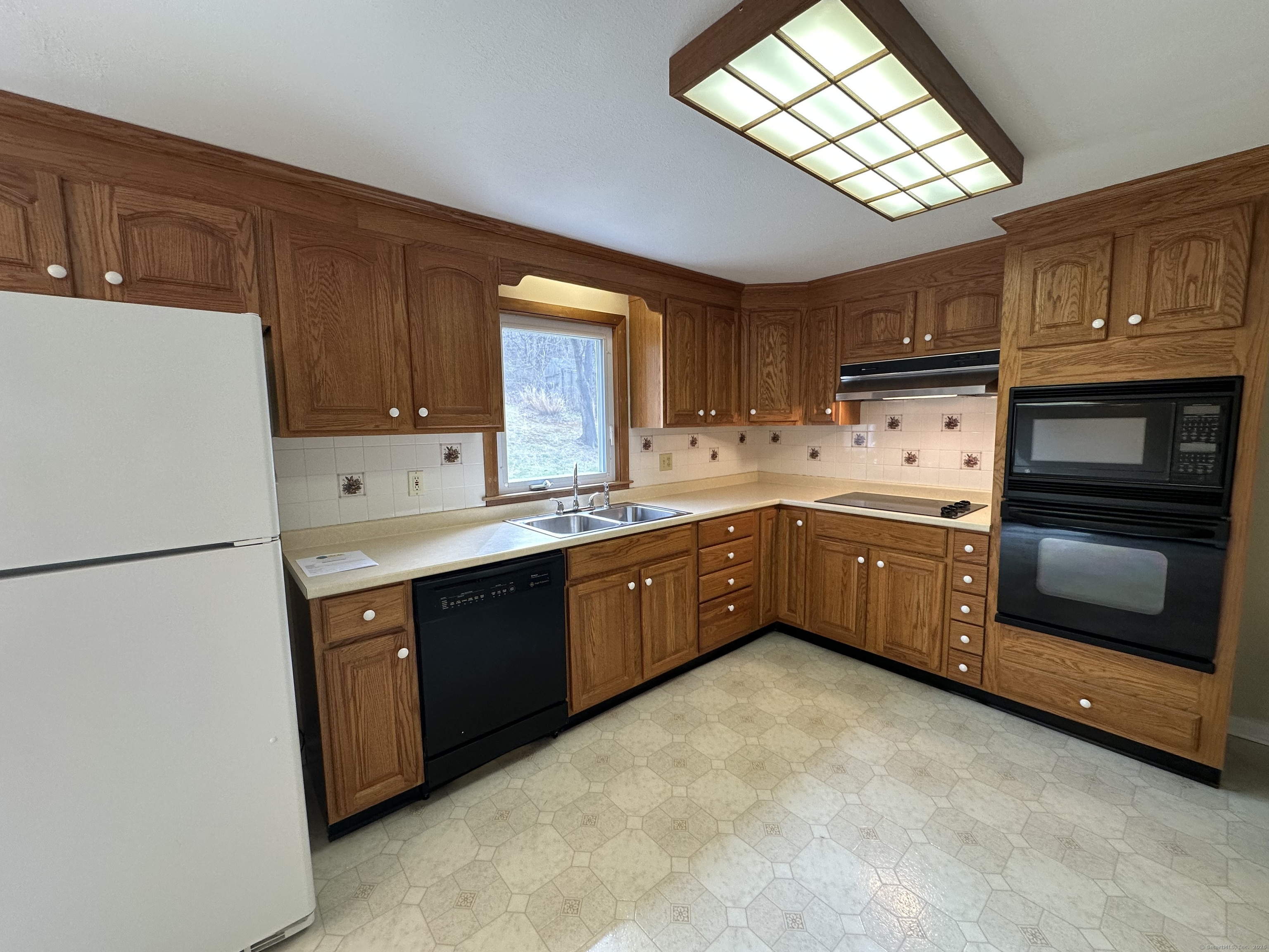 37 Dinwoodie Drive, North Branford, Connecticut image 4