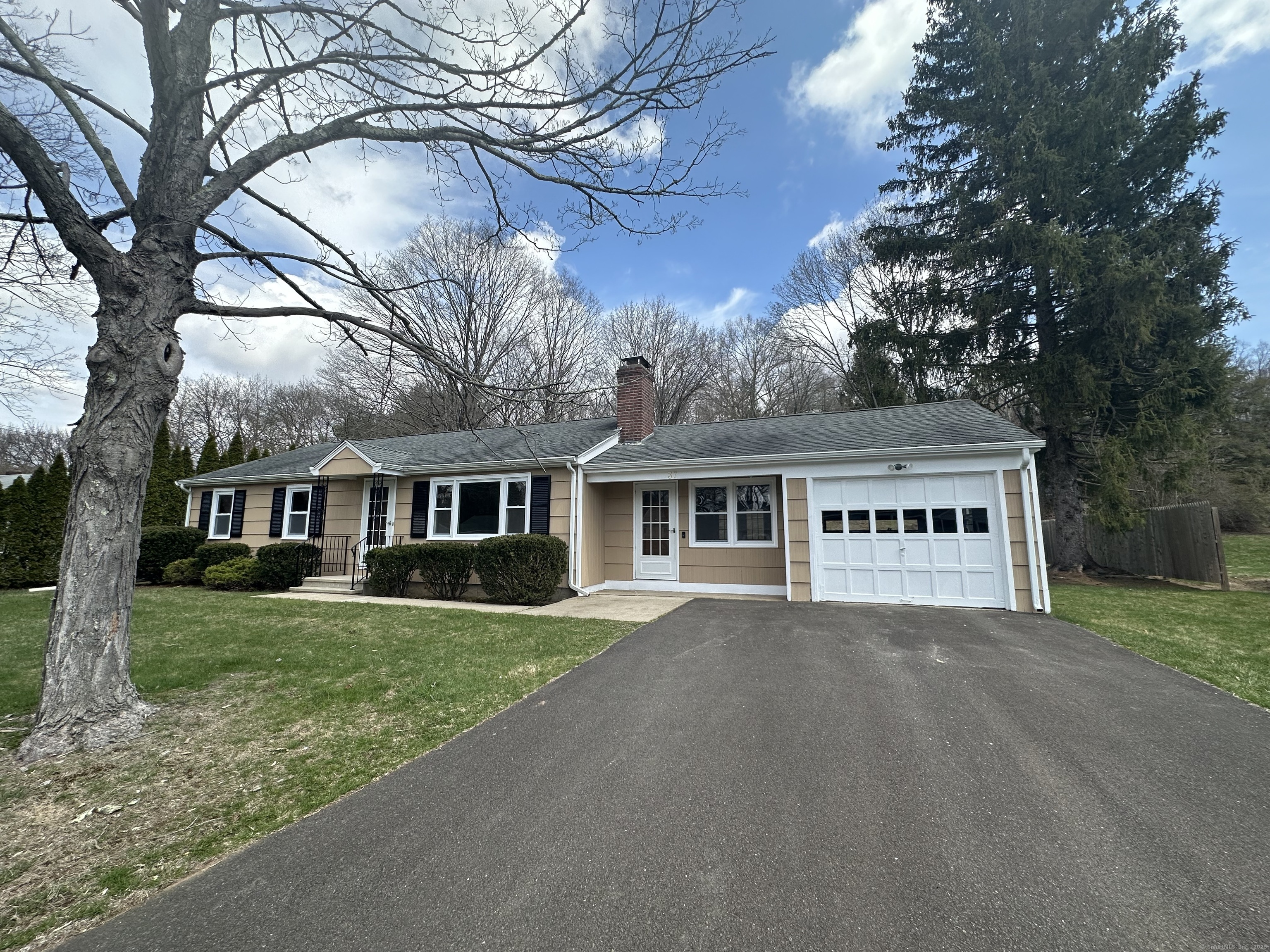 37 Dinwoodie Drive, North Branford, Connecticut image 1