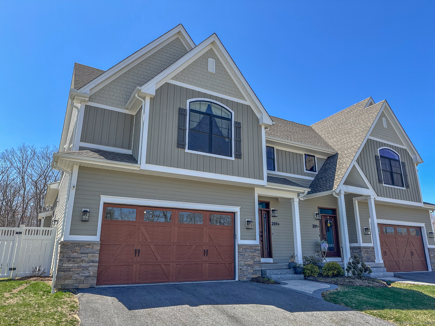 Edgewater Circle B, East Hampton, Connecticut - 3 Bedrooms  
3 Bathrooms  
6 Rooms - 