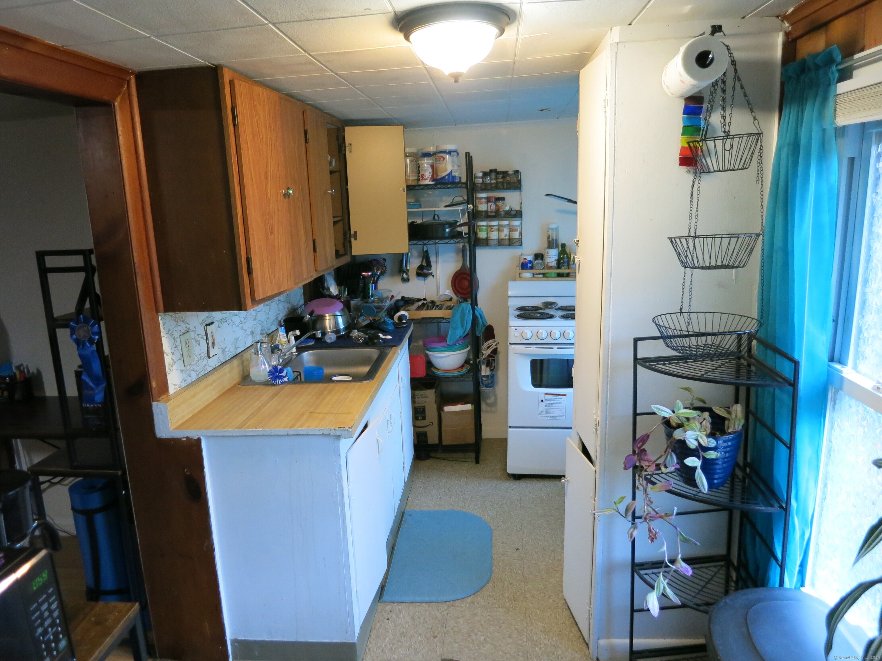 Colchester, Connecticut 06415, United States, 4 Bedrooms Bedrooms, ,2 BathroomsBathrooms,Residential,Pending,37423