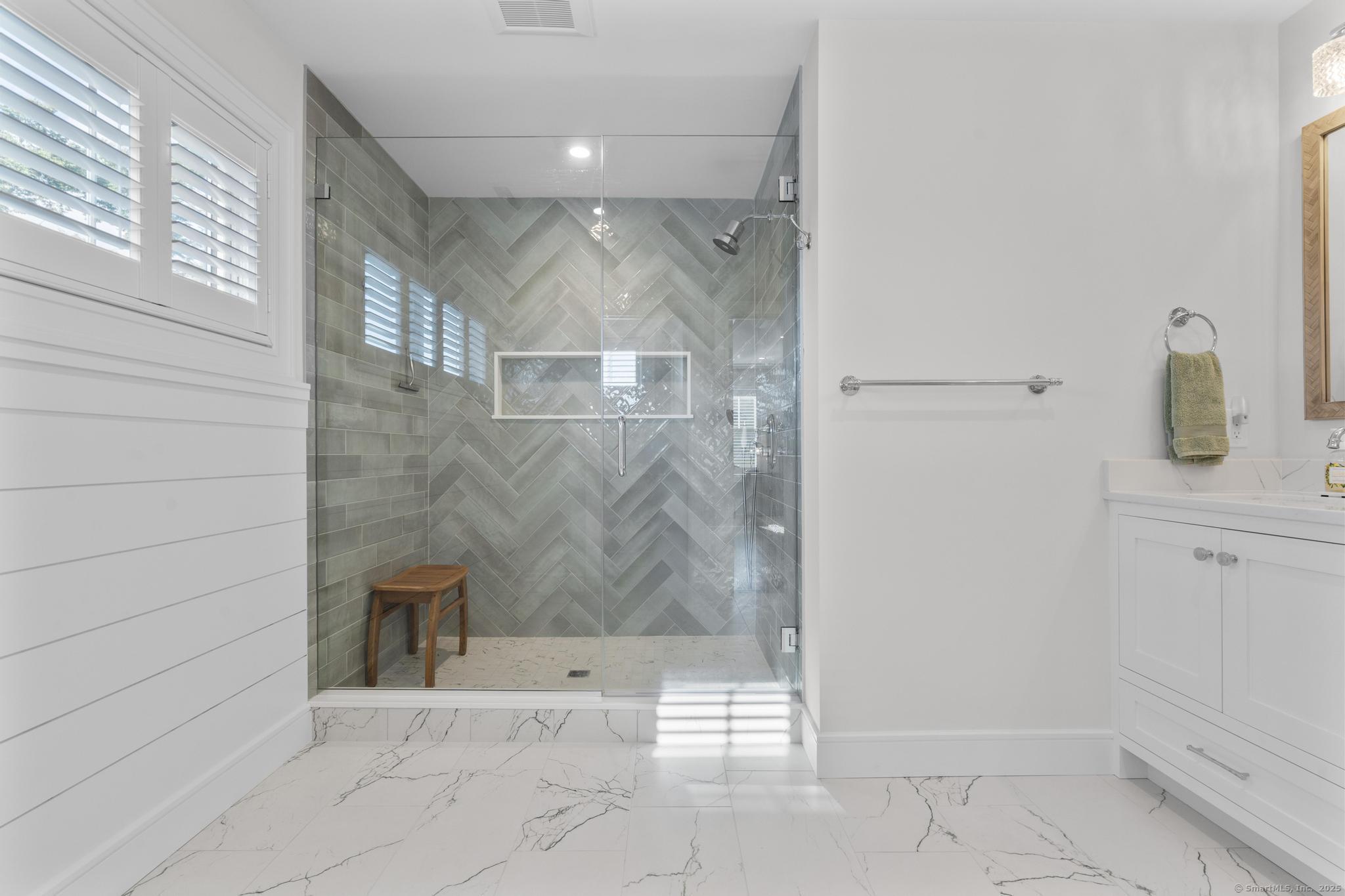 Fairfield, Connecticut 06824, United States, 5 Bedrooms Bedrooms, ,5 BathroomsBathrooms,Residential,Pending,208387