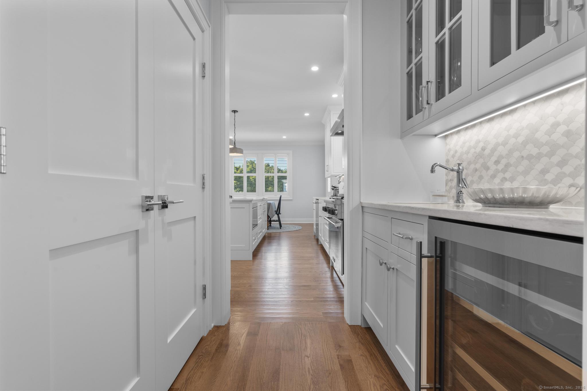 Fairfield, Connecticut 06824, United States, 5 Bedrooms Bedrooms, ,5 BathroomsBathrooms,Residential,Pending,208387