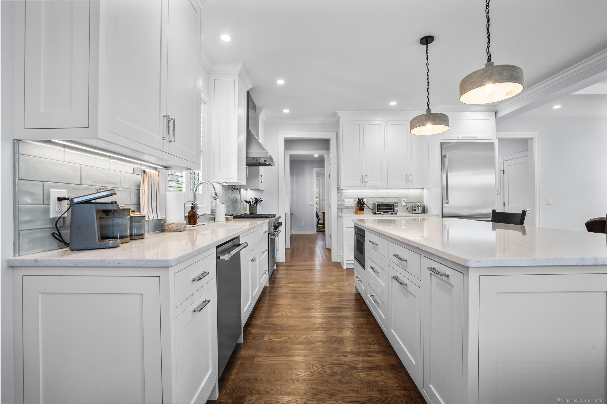 Fairfield, Connecticut 06824, United States, 5 Bedrooms Bedrooms, ,5 BathroomsBathrooms,Residential,Pending,208387