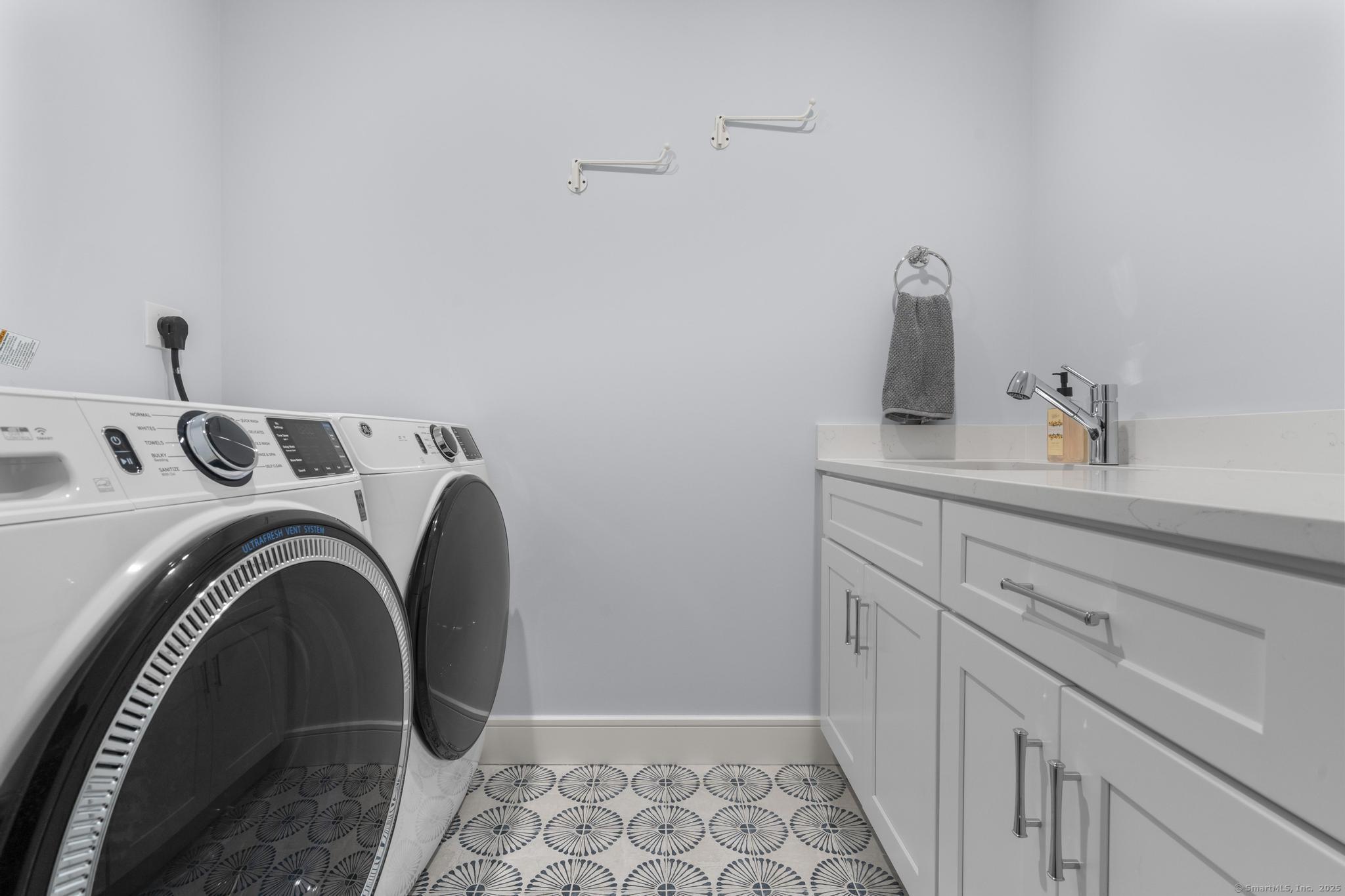 Fairfield, Connecticut 06824, United States, 5 Bedrooms Bedrooms, ,5 BathroomsBathrooms,Residential,Pending,208387