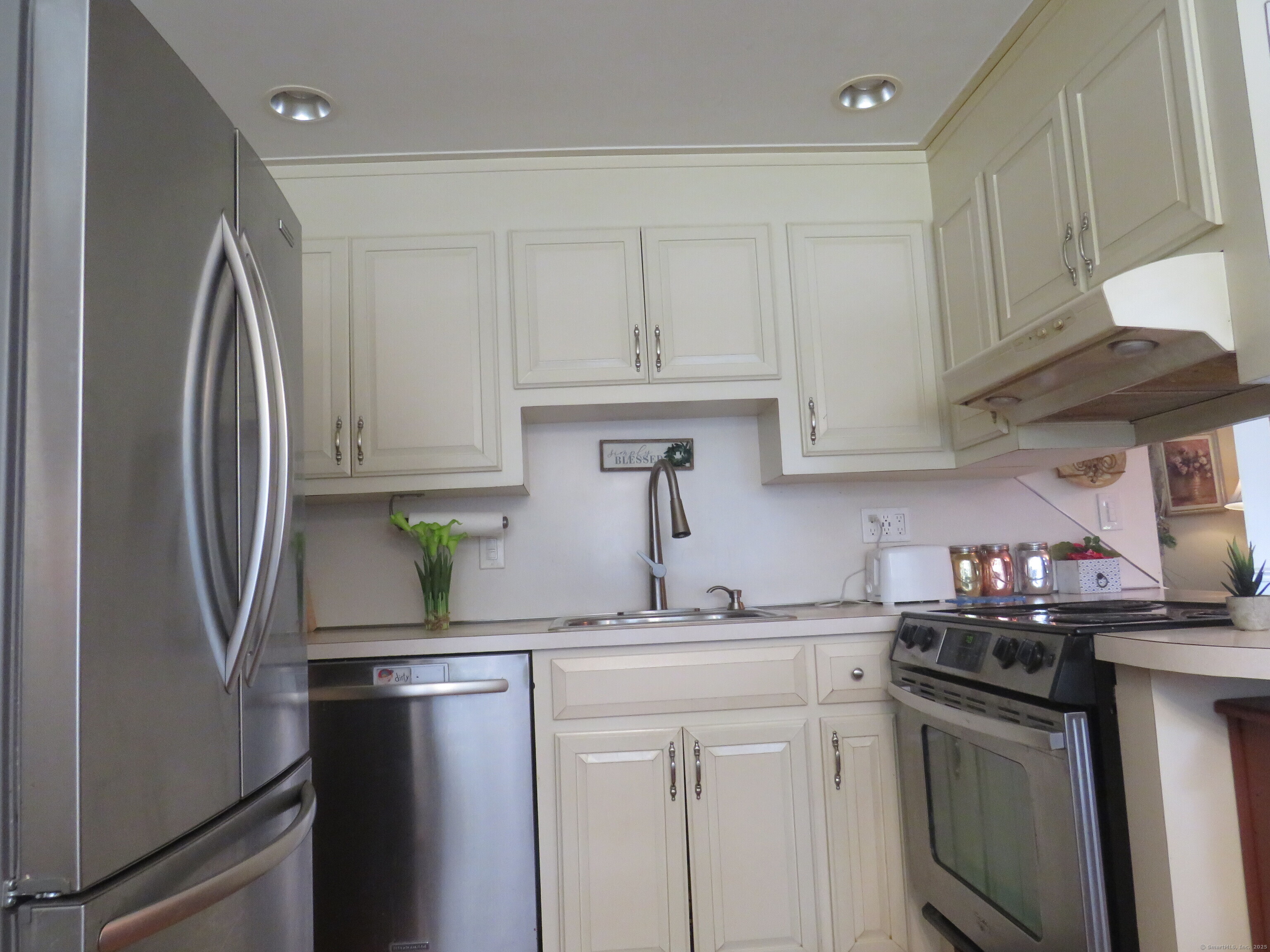 East Hartford, Connecticut 06118, United States, 3 Bedrooms Bedrooms, ,3 BathroomsBathrooms,Residential,Active,170703