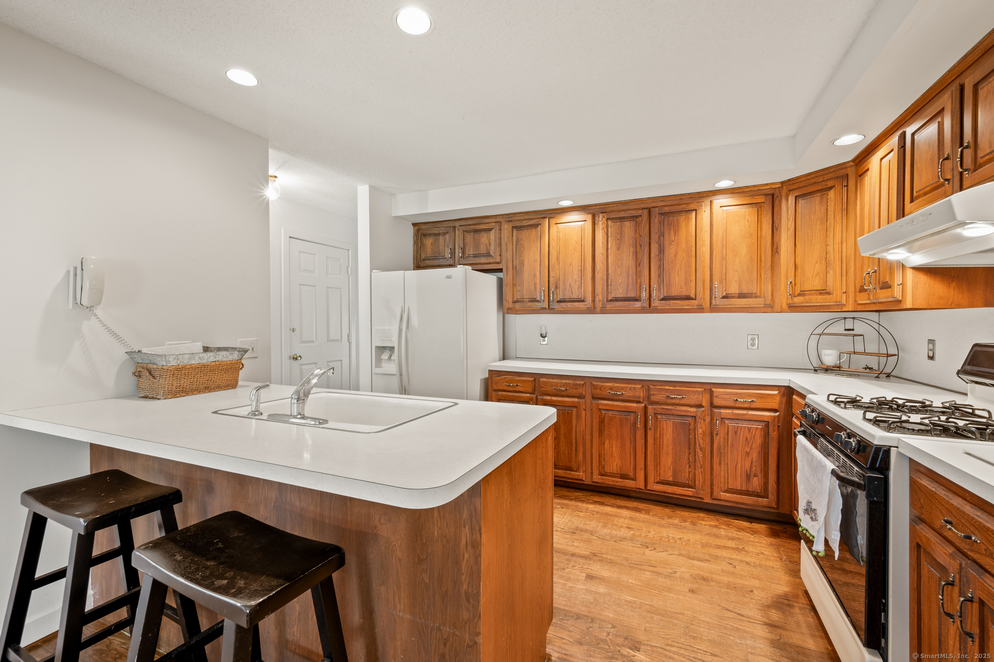 Glastonbury, Connecticut 06033, United States, 2 Bedrooms Bedrooms, ,3 BathroomsBathrooms,Residential,Pending,191707