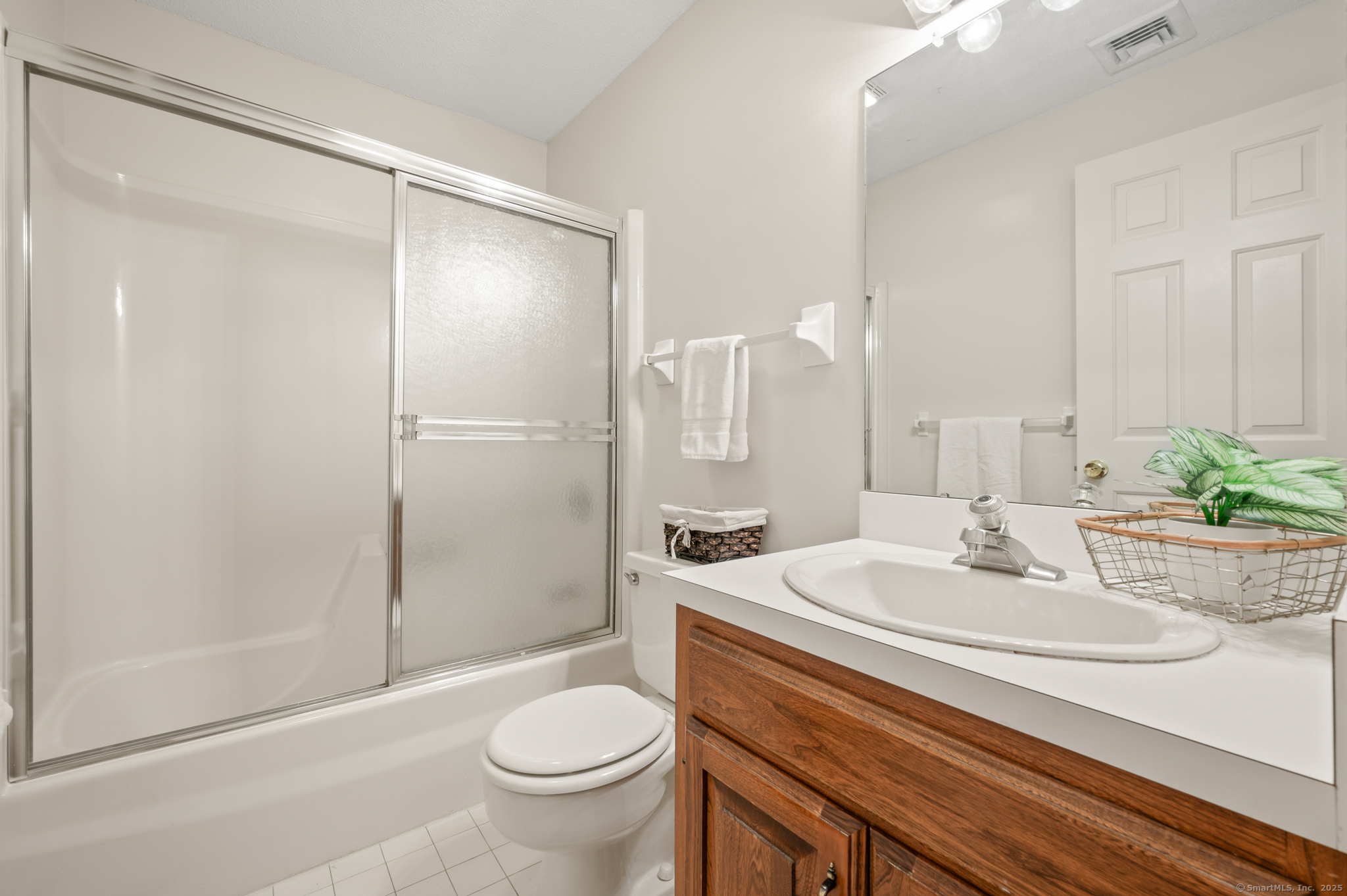 Glastonbury, Connecticut 06033, United States, 2 Bedrooms Bedrooms, ,3 BathroomsBathrooms,Residential,Pending,191707