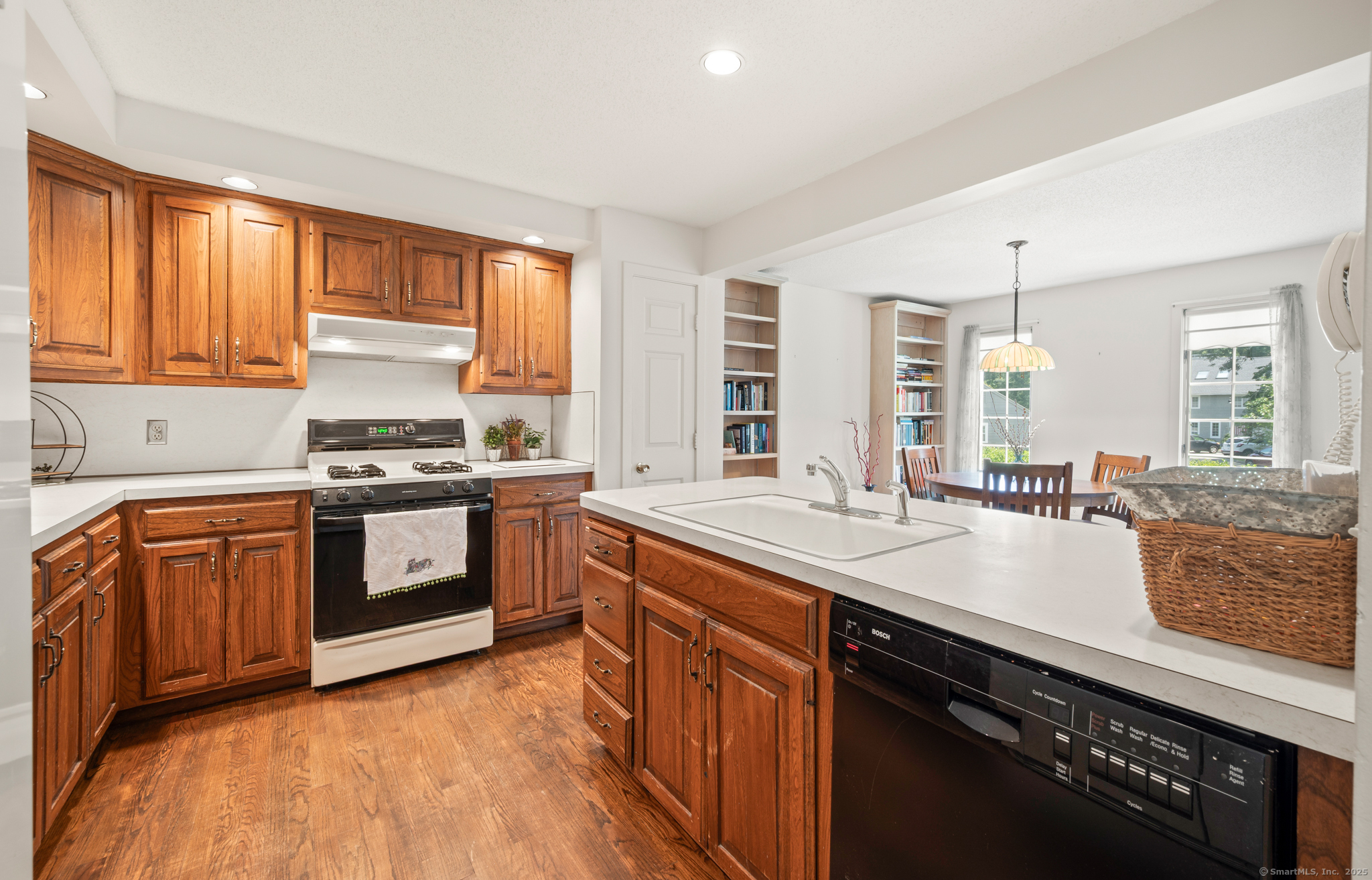 Glastonbury, Connecticut 06033, United States, 2 Bedrooms Bedrooms, ,3 BathroomsBathrooms,Residential,Pending,191707