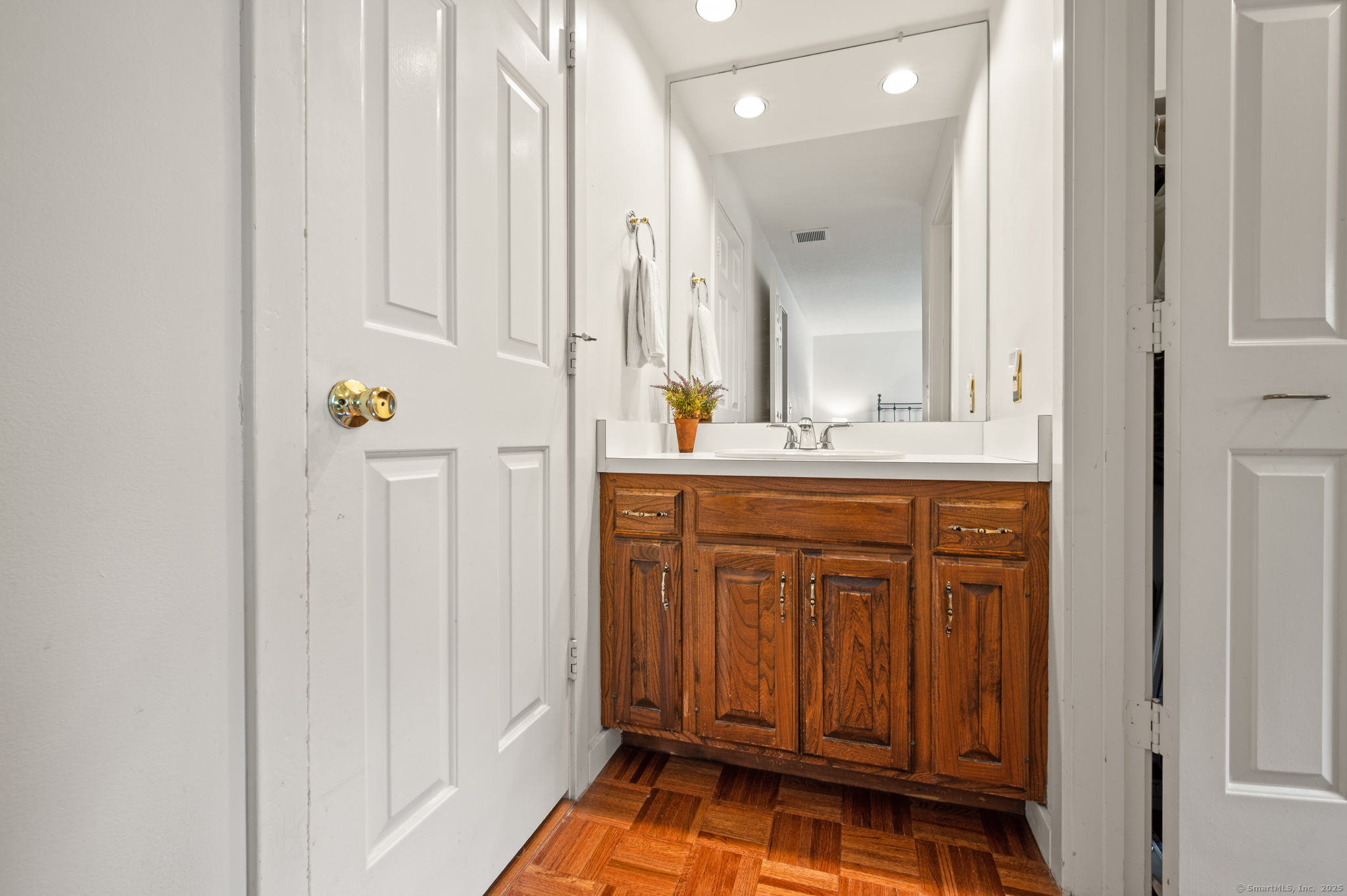 Glastonbury, Connecticut 06033, United States, 2 Bedrooms Bedrooms, ,3 BathroomsBathrooms,Residential,Pending,191707