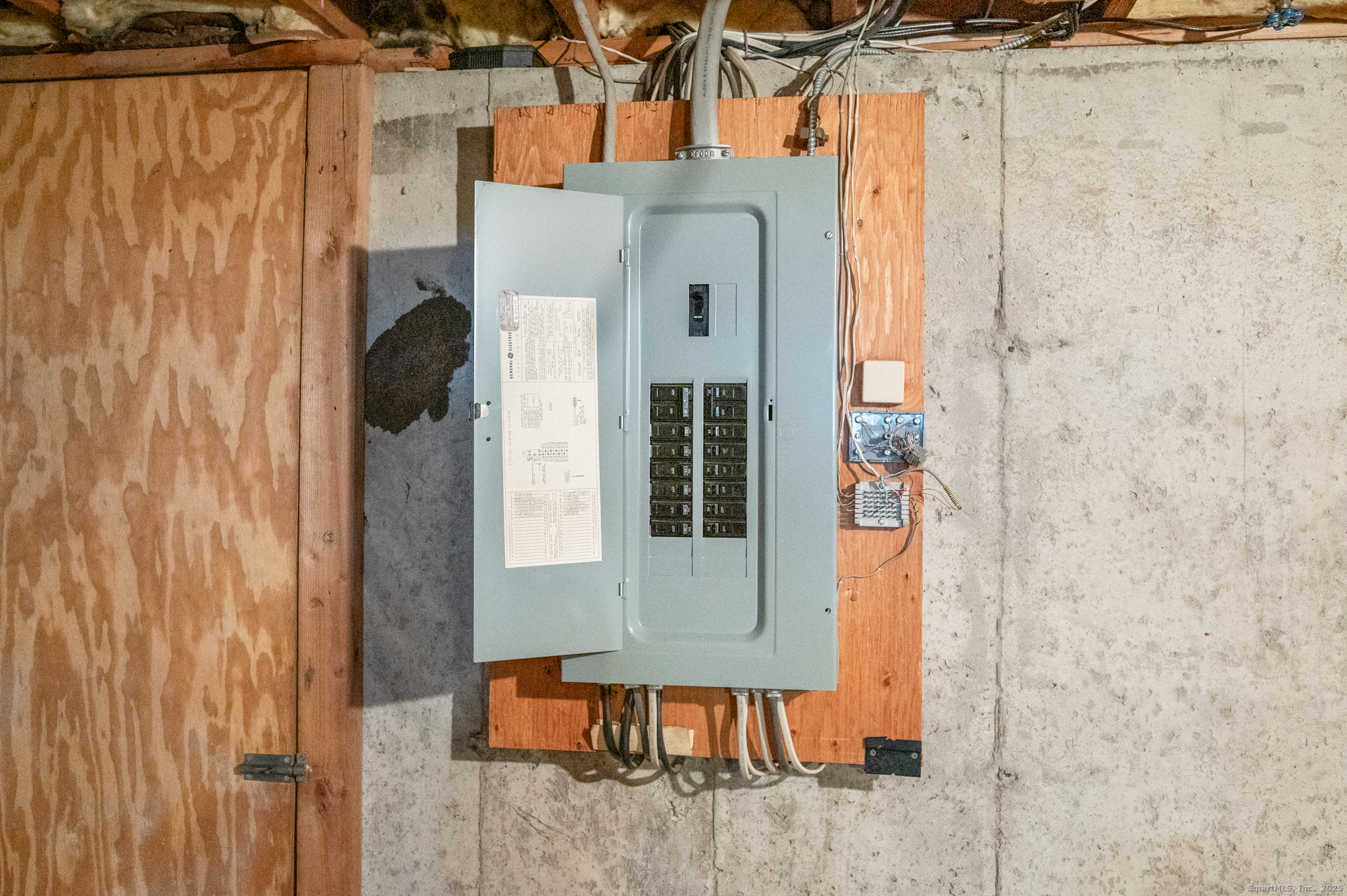 Glastonbury, Connecticut 06033, United States, 2 Bedrooms Bedrooms, ,3 BathroomsBathrooms,Residential,Pending,191707