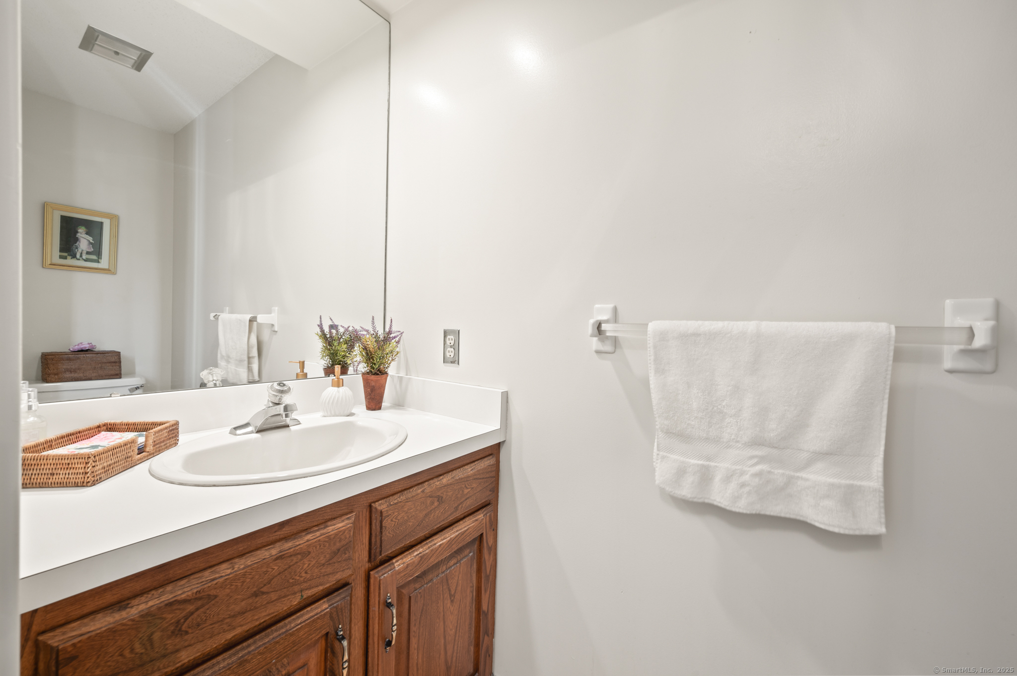 Glastonbury, Connecticut 06033, United States, 2 Bedrooms Bedrooms, ,3 BathroomsBathrooms,Residential,Pending,191707