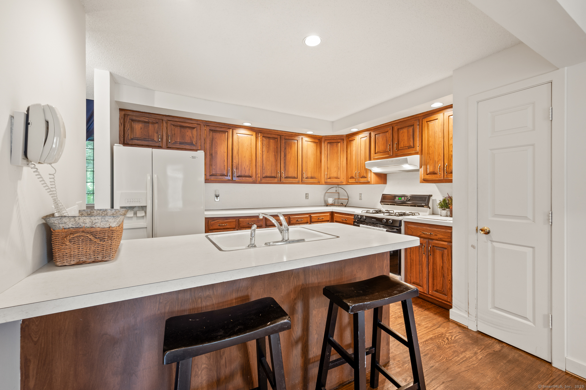 Glastonbury, Connecticut 06033, United States, 2 Bedrooms Bedrooms, ,3 BathroomsBathrooms,Residential,Pending,191707