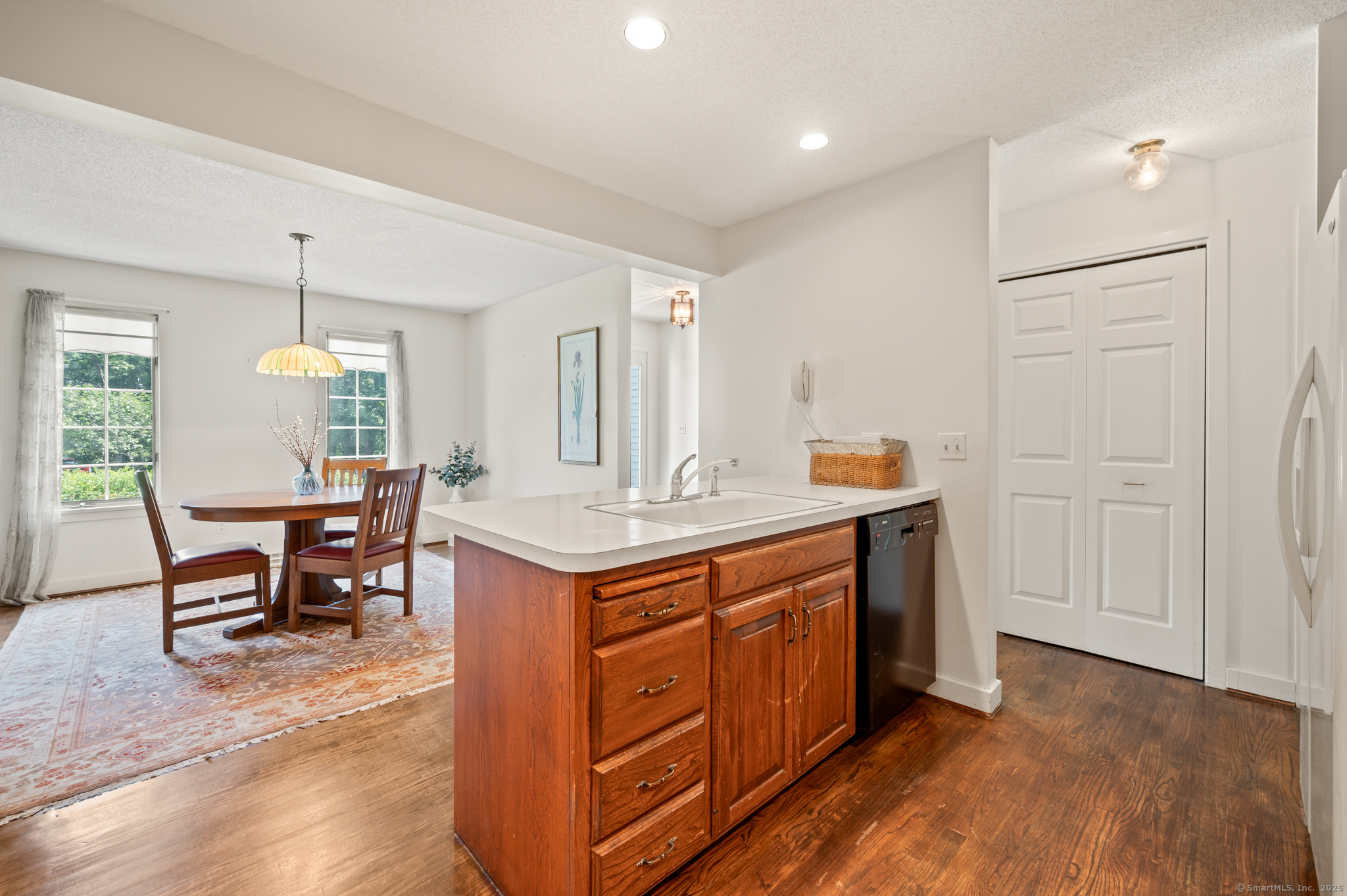 Glastonbury, Connecticut 06033, United States, 2 Bedrooms Bedrooms, ,3 BathroomsBathrooms,Residential,Pending,191707