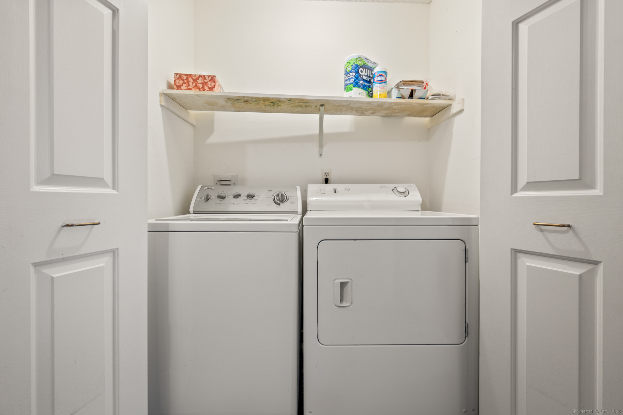 Glastonbury, Connecticut 06033, United States, 2 Bedrooms Bedrooms, ,3 BathroomsBathrooms,Residential,Pending,191707