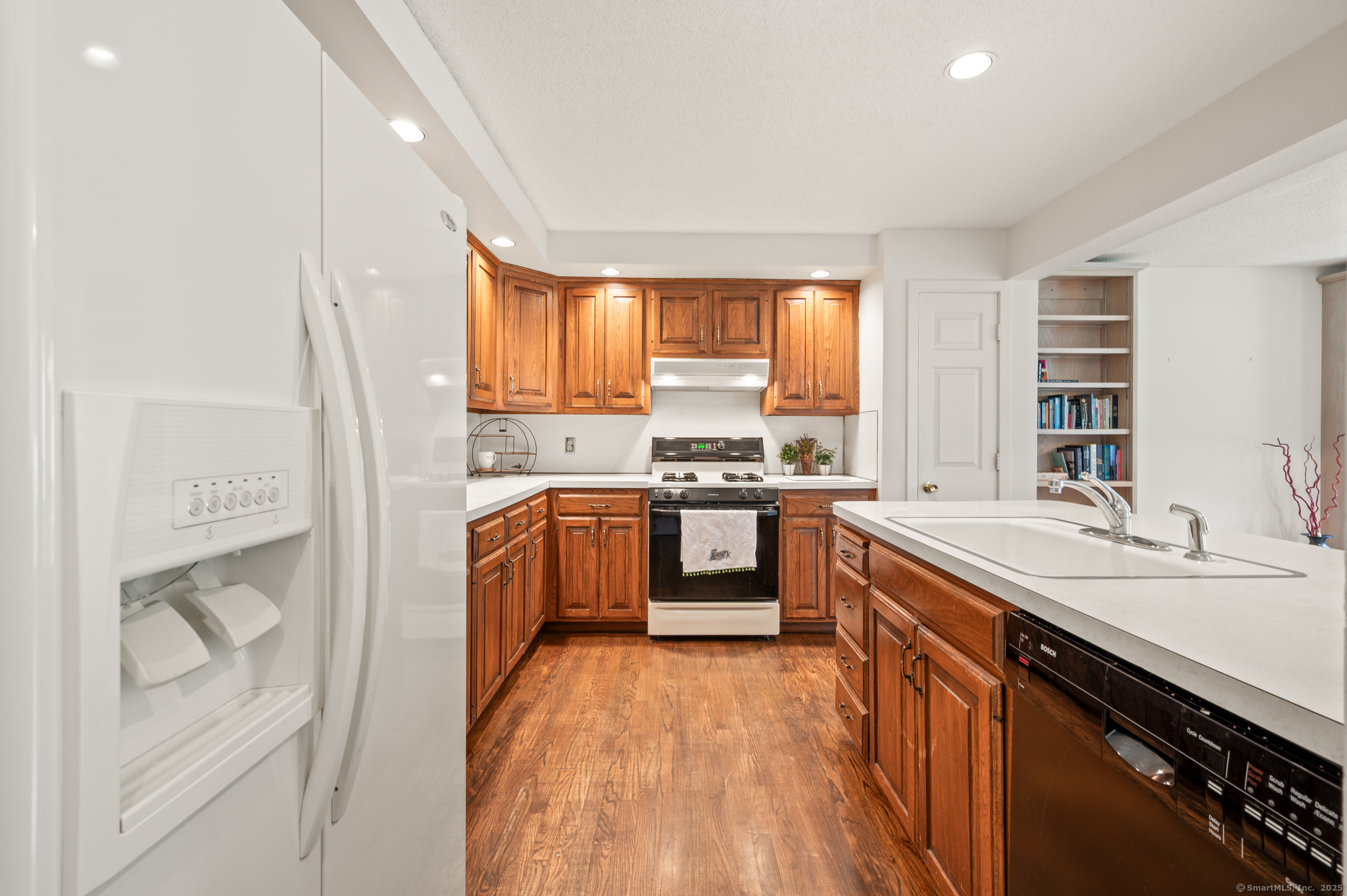 Glastonbury, Connecticut 06033, United States, 2 Bedrooms Bedrooms, ,3 BathroomsBathrooms,Residential,Pending,191707