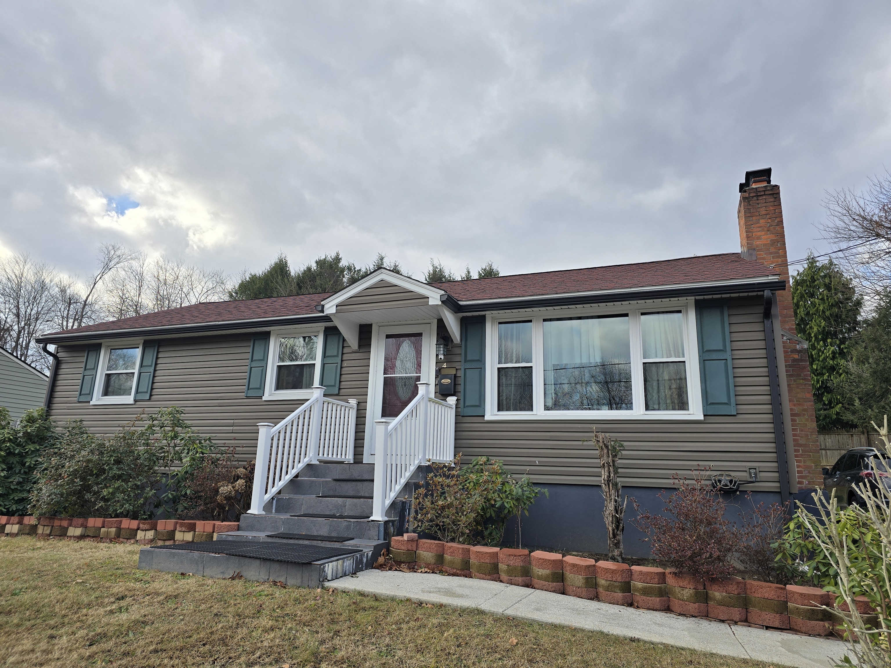 Diana Drive, Bloomfield, Connecticut - 3 Bedrooms  
2 Bathrooms  
5 Rooms - 