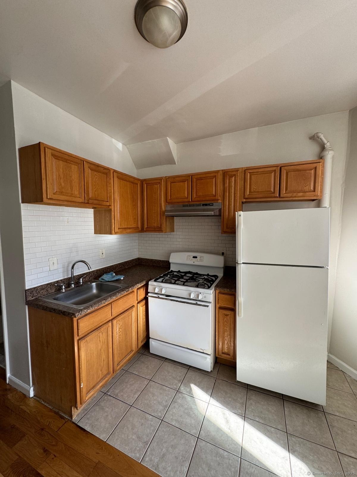 Rental Property at Stratford Avenue 14, Bridgeport, Connecticut - Bedrooms: 2 
Bathrooms: 1 
Rooms: 5  - $2,000 MO.