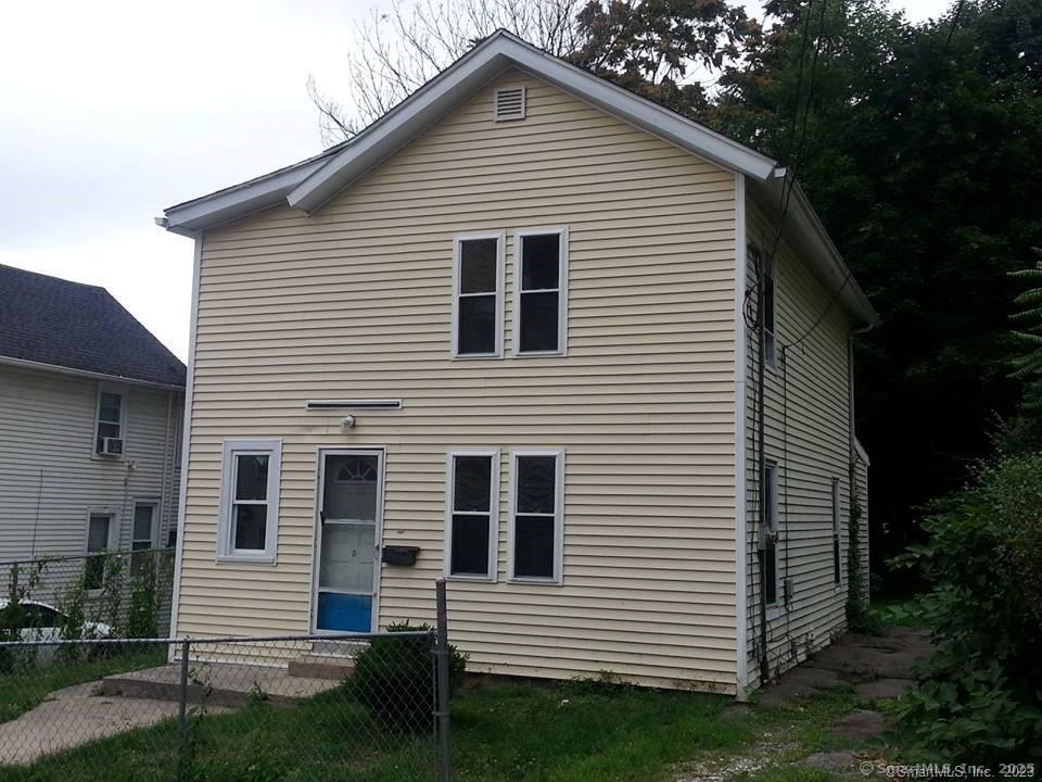 Ash Street, Waterbury, Connecticut - 4 Bedrooms  
2 Bathrooms  
6 Rooms - 