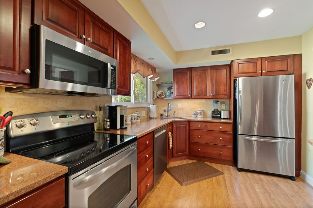 Photo of 8 Willow Lane #8, Avon, CT 06001 (MLS # 24135449)