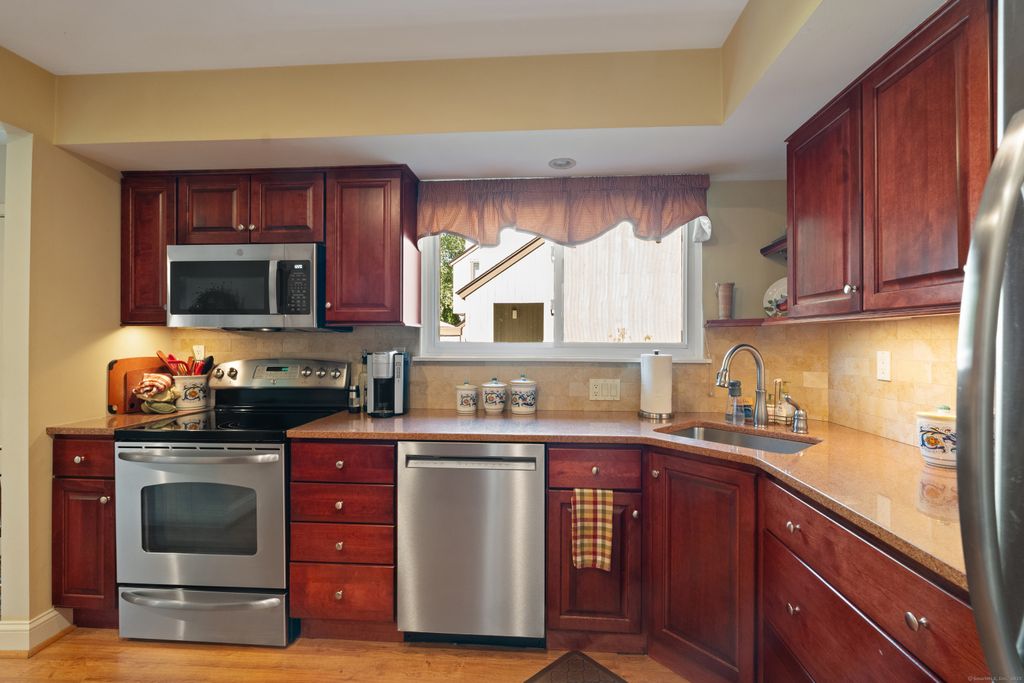 Photo of 8 Willow Lane #8, Avon, CT 06001 (MLS # 24135449)