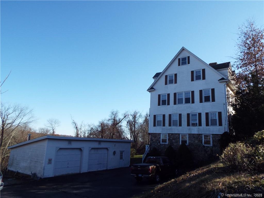 Mohegan Avenue Parkway, Waterford, Connecticut - 1 Bedrooms  
1 Bathrooms  
3 Rooms - 