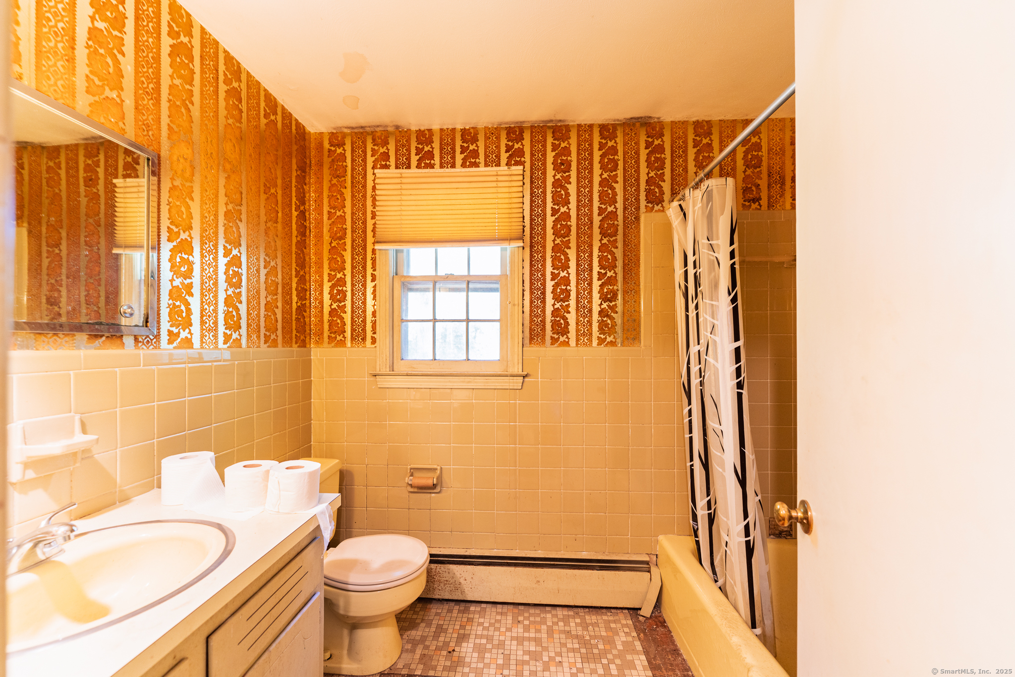 East Hartford, Connecticut 06118, United States, 4 Bedrooms Bedrooms, ,3 BathroomsBathrooms,Residential,Pending,203940