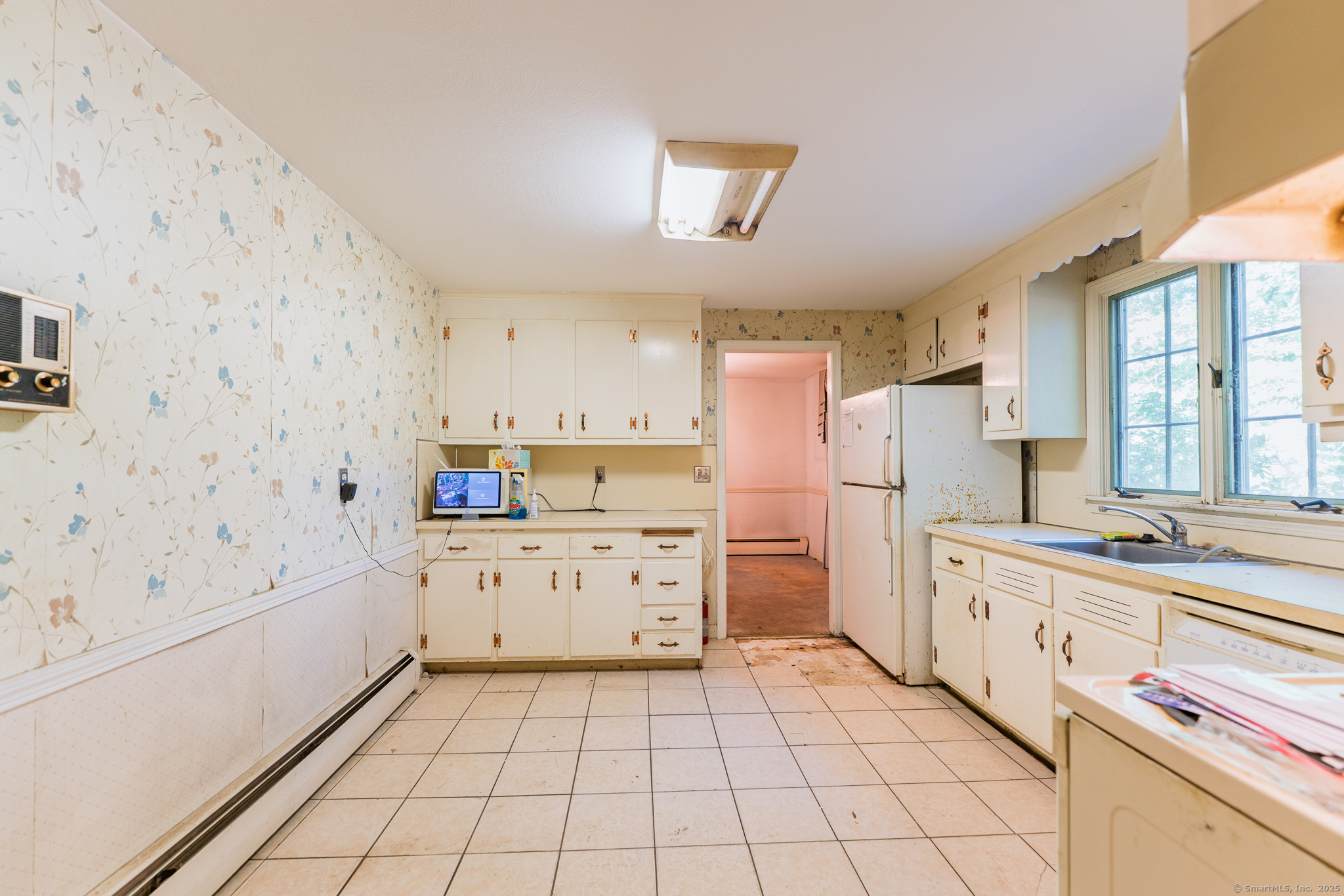 East Hartford, Connecticut 06118, United States, 4 Bedrooms Bedrooms, ,3 BathroomsBathrooms,Residential,Pending,203940