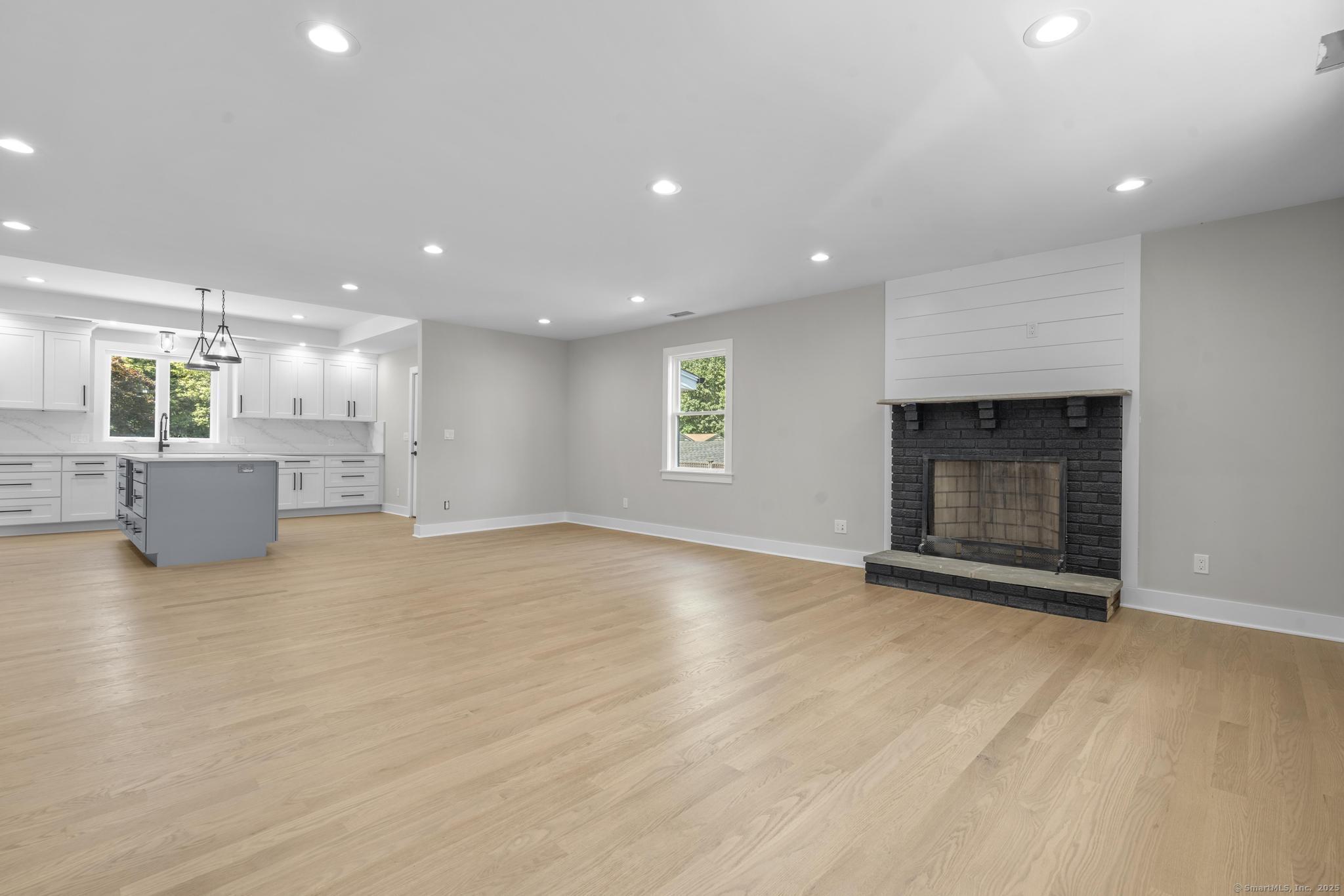 Avon, Connecticut 06001, United States, 4 Bedrooms Bedrooms, ,3 BathroomsBathrooms,Residential,Active,178532